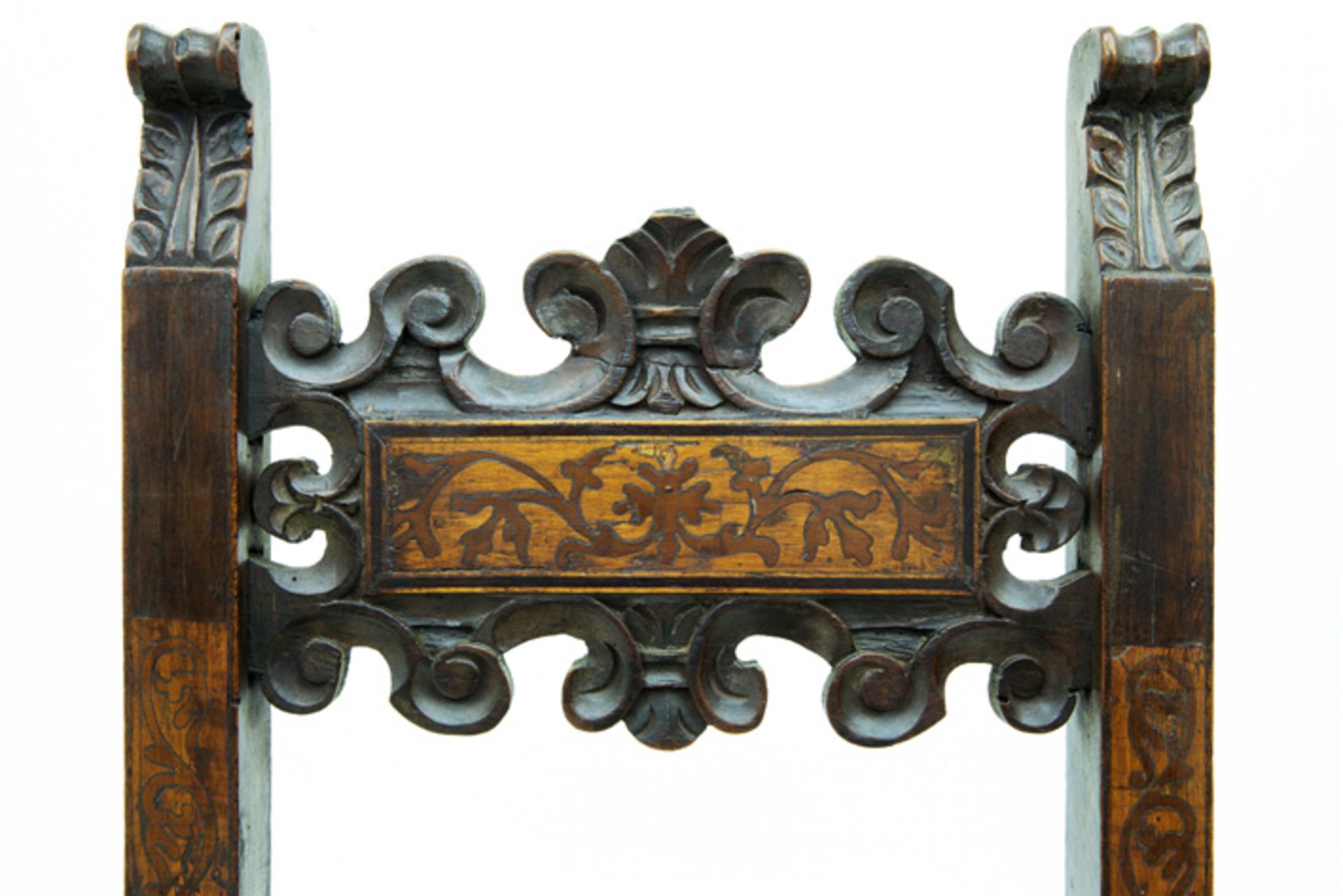 pair of 17th Cent. Italian chairs in walnut adorned with sculptures and inlay || ITALIË - 17° EEUW - Image 3 of 3