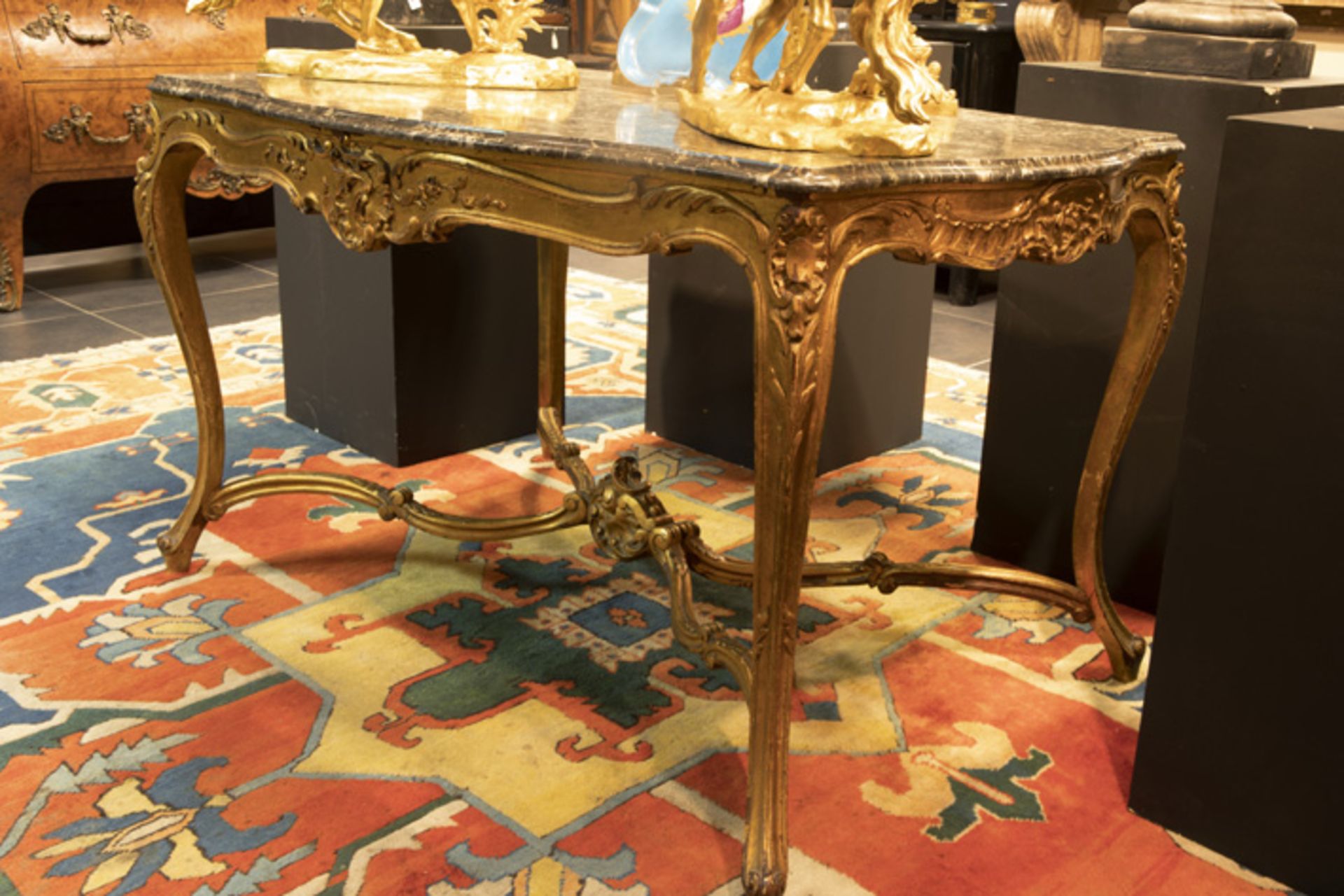 gilded Louis XV style table with a marble top || Gedoreerde zgn "table de gibier" in Lodewijk XV- - Image 3 of 4