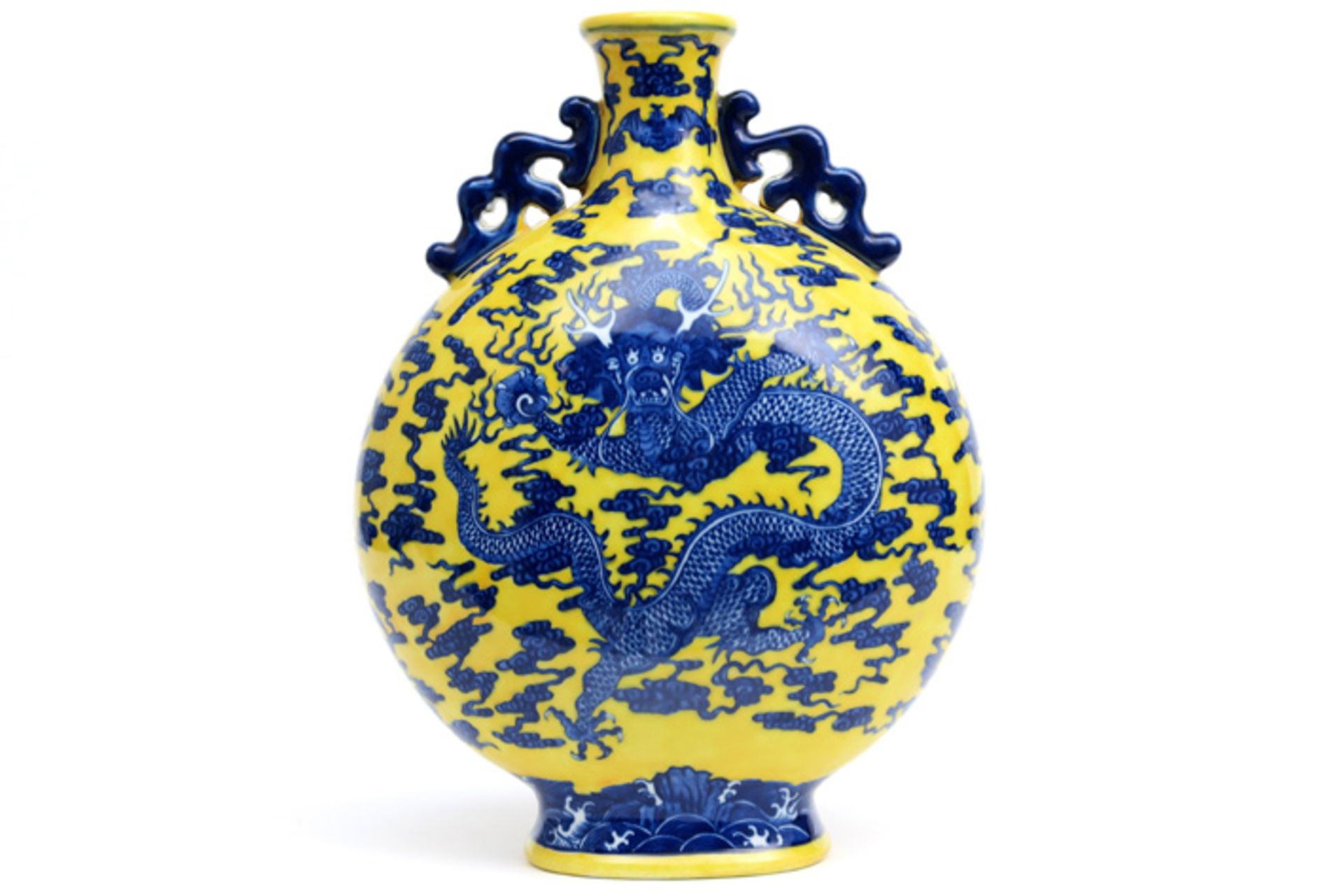 Chinese vase in marked porcelain with a blue dragons decor on a yellow base || Chinese vaas in