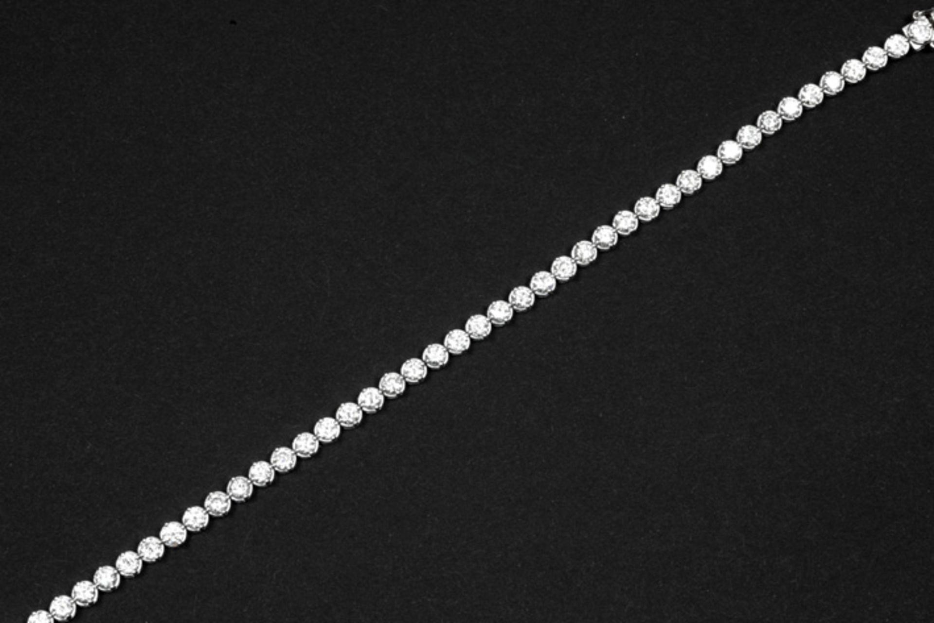 bracelet in white gold (18 carat) with at least 4,20 carat of high quality brilliant cut diamonds || - Image 2 of 2