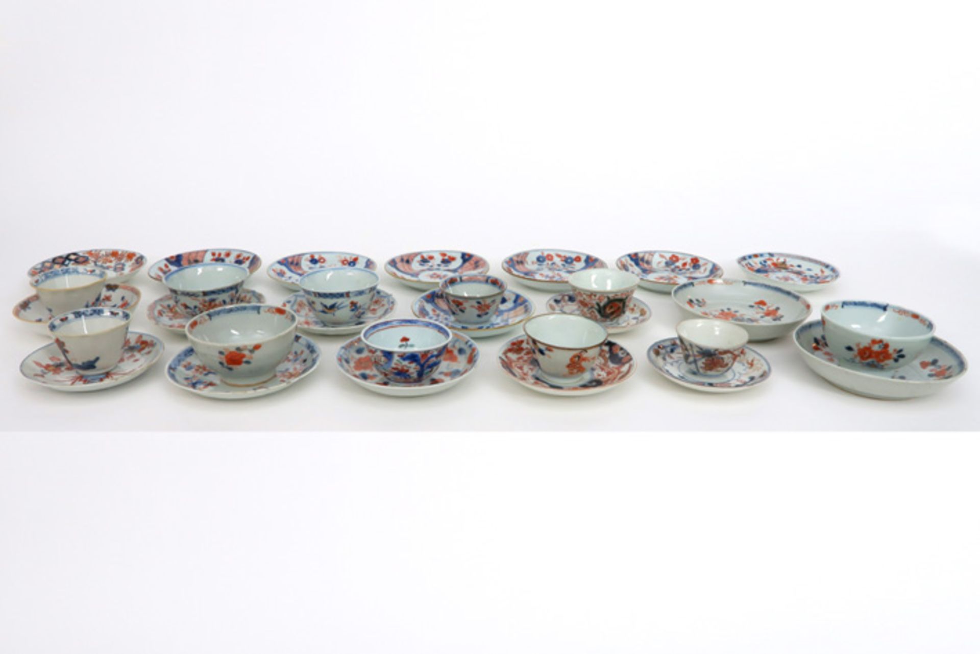30 cups and saucers in 18th Cent. Chinese porcelain with Imari decor || Lot van 30 tasjes en