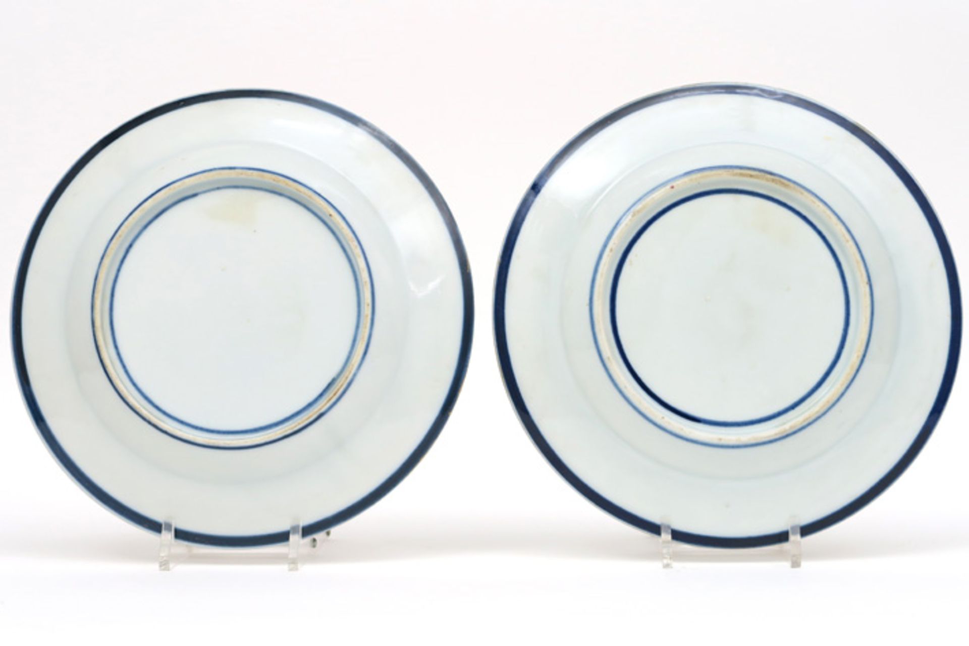 pair of antique plates in porcelain with a polychrome family crest decor || Paar antieke borden in - Bild 2 aus 2