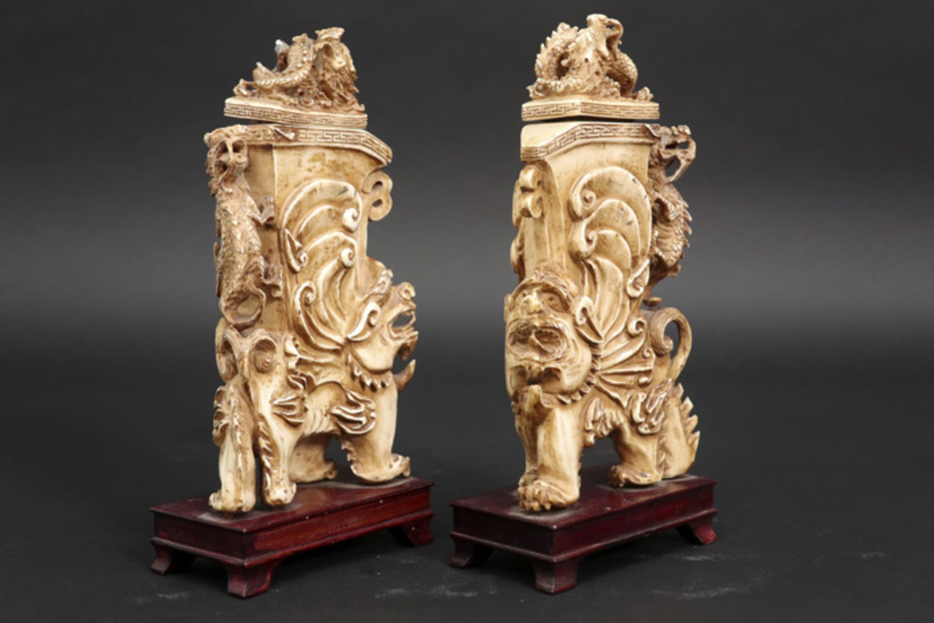 pair of Chinese ornamental sculptures, each with a lidded vase, in ivory || Paar Chinese - Image 3 of 3