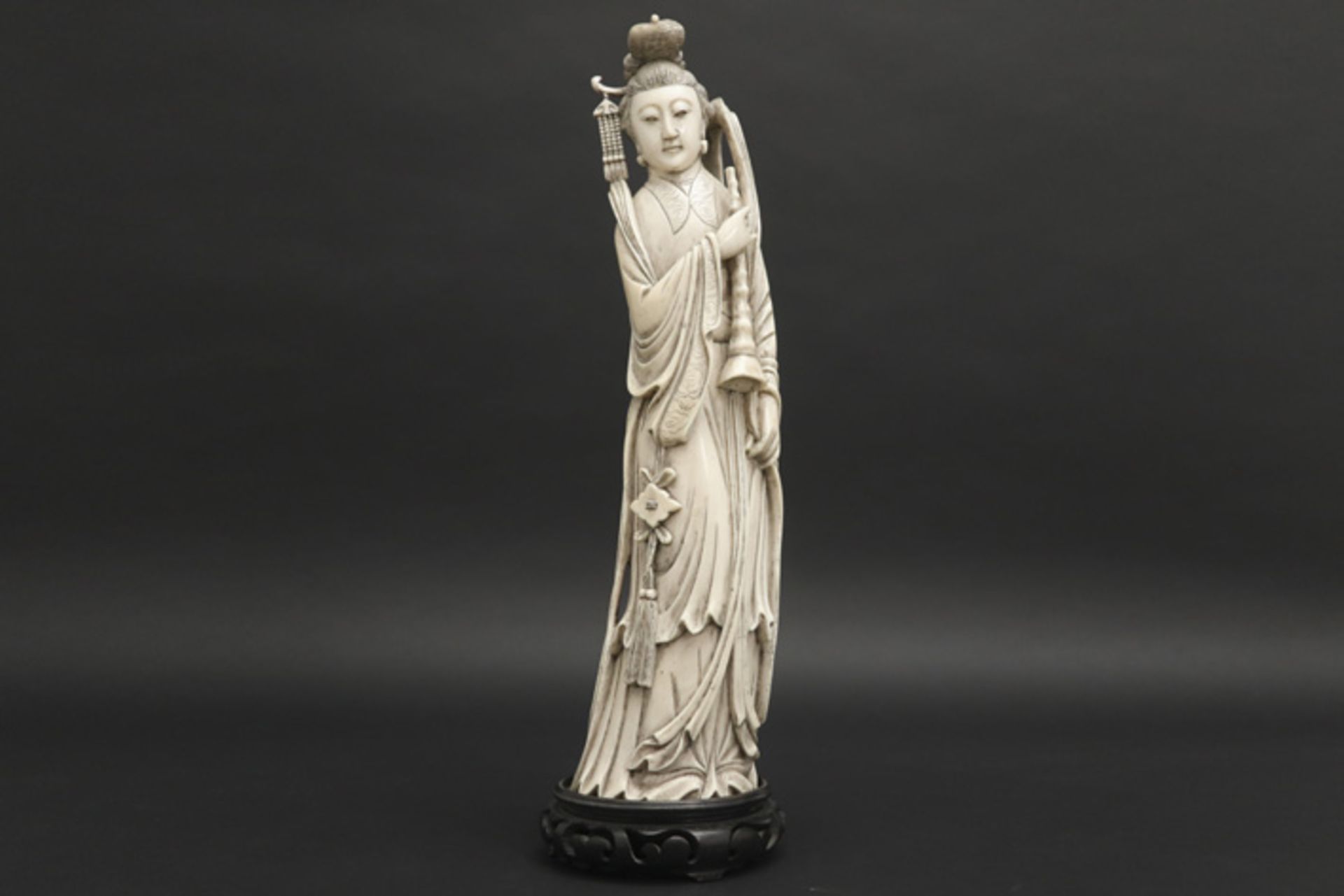 'antique' Chinese "Court Lady with flute" sculpture in ivory || 'Antieke' Chinese sculptuur in ivoor