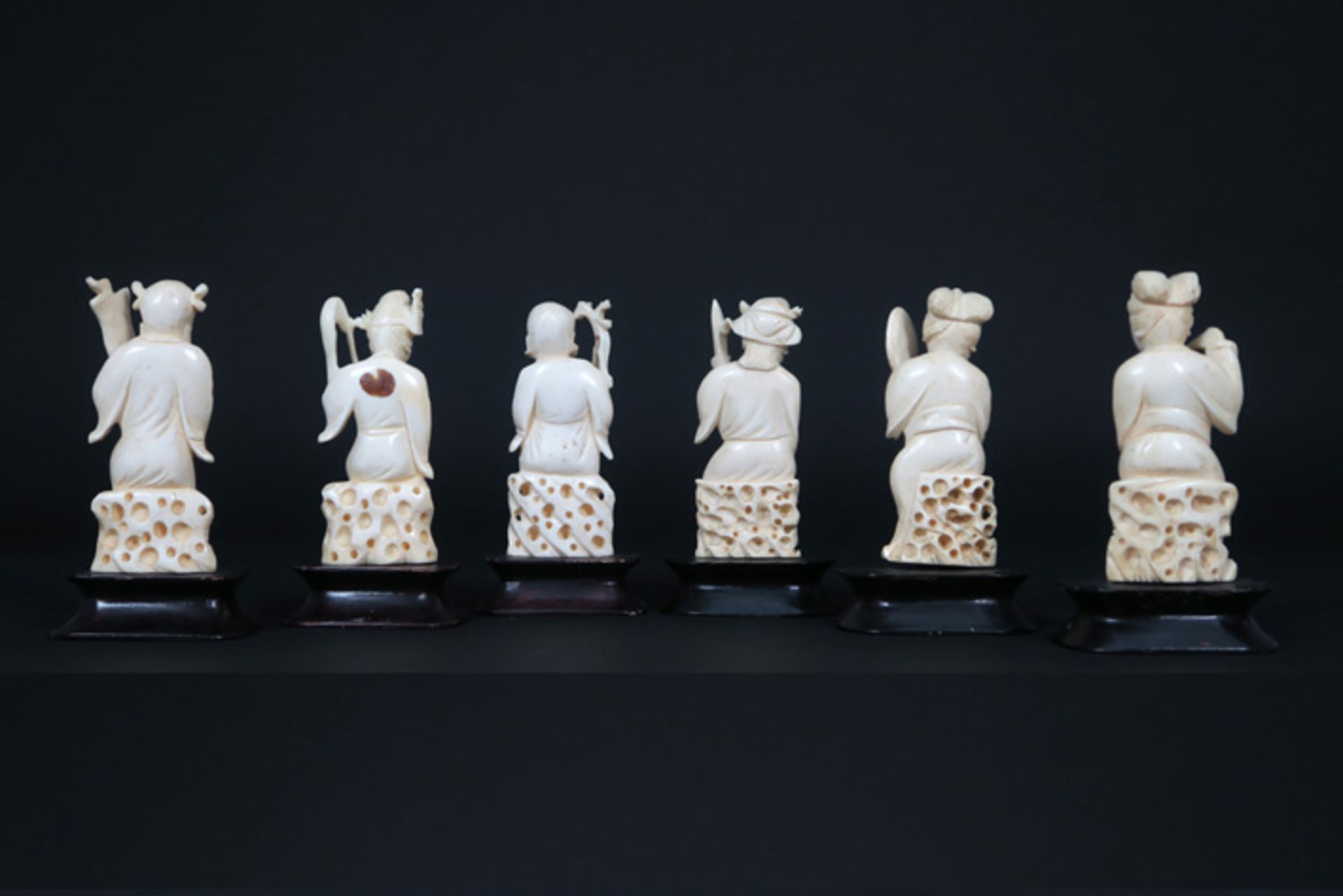 series of six old Chinese sculptures in ivory || Reeks van zes oude, kleine Chinese sculpturen in - Image 2 of 2