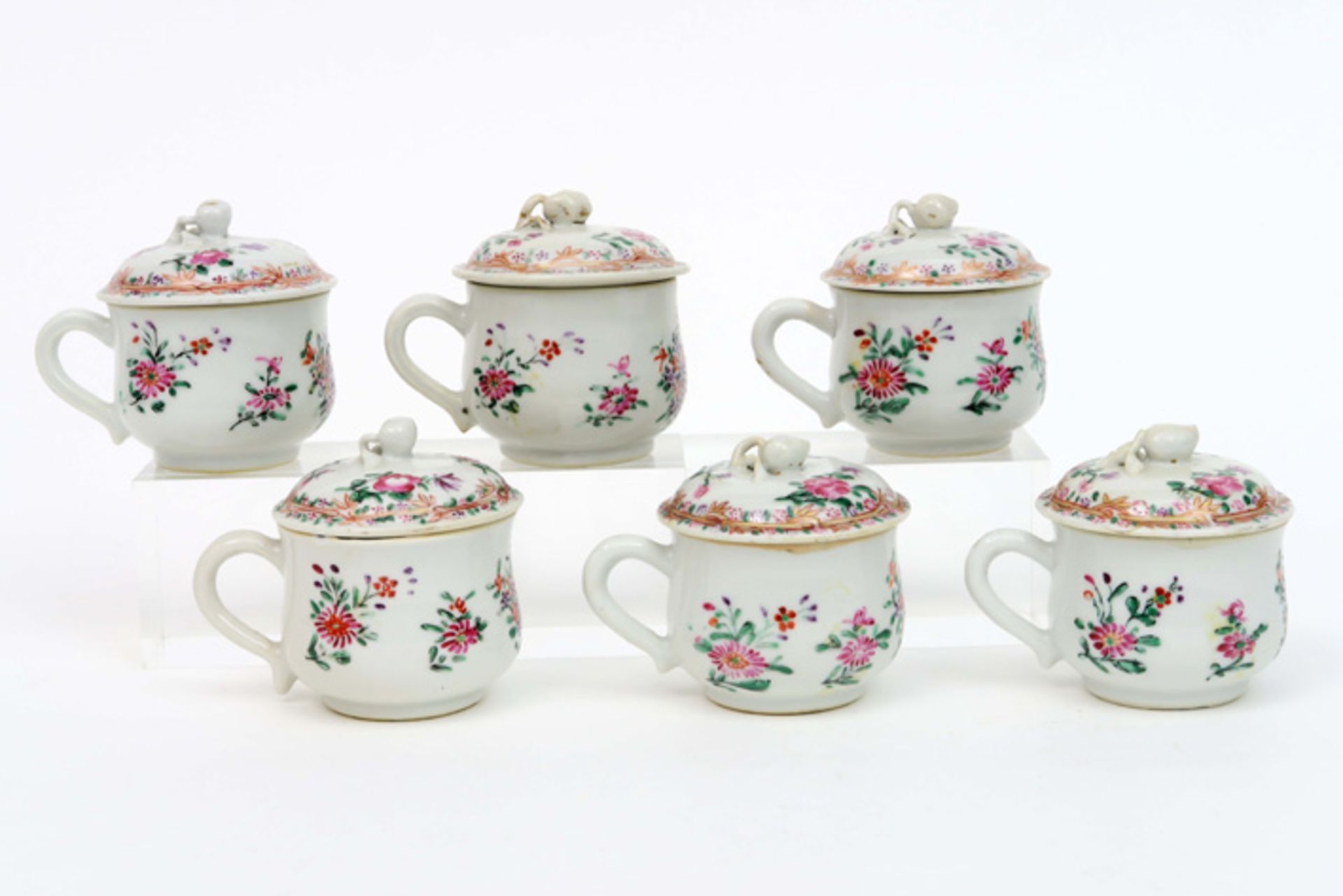 six lidded 18th Cent. Chinese cups in porcelain with 'Famille Rose' decor || Set van zes