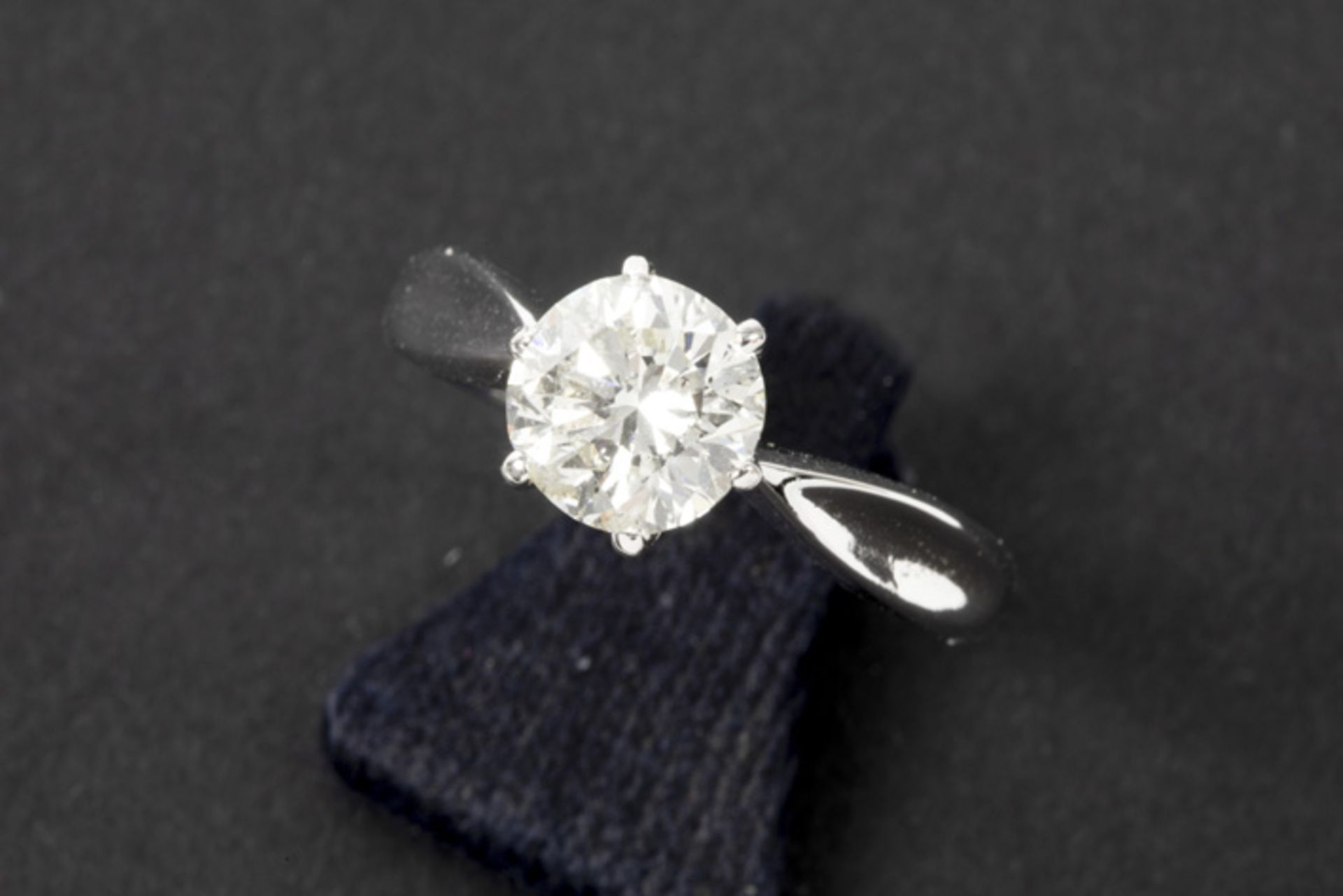 a ca 1,90 carat brilliant cut diamond set in a ring in white gold (18 carat) || Solitaire