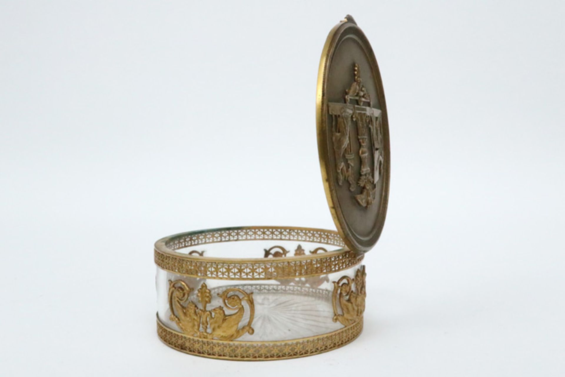 antique round box in clear glass and gilded bronze || Antieke ronde doos in kleurloos kristalglas - Image 4 of 4