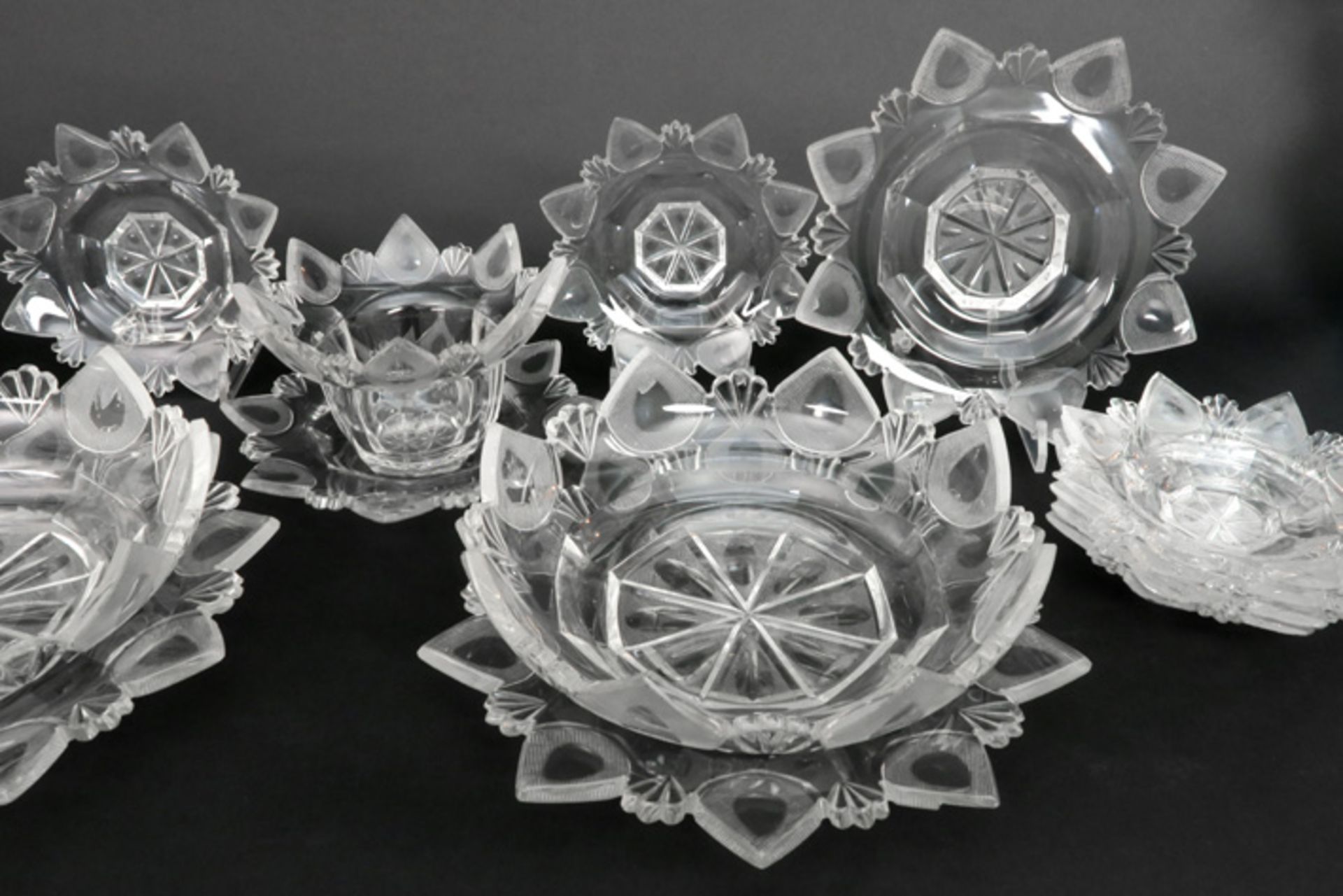 19th Cent. 14pc set of crystal plates and bowls || Negentiende eeuwse veertiendelige set in geslepen - Bild 2 aus 3