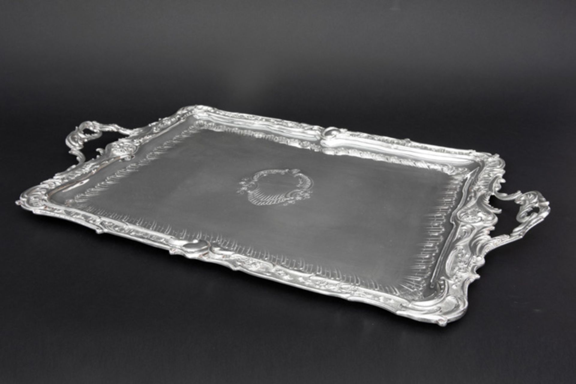 quite large (dinner)-tray in silver || Vrij grote dienplateau met grepen en barokke ornamentiek in - Image 2 of 4