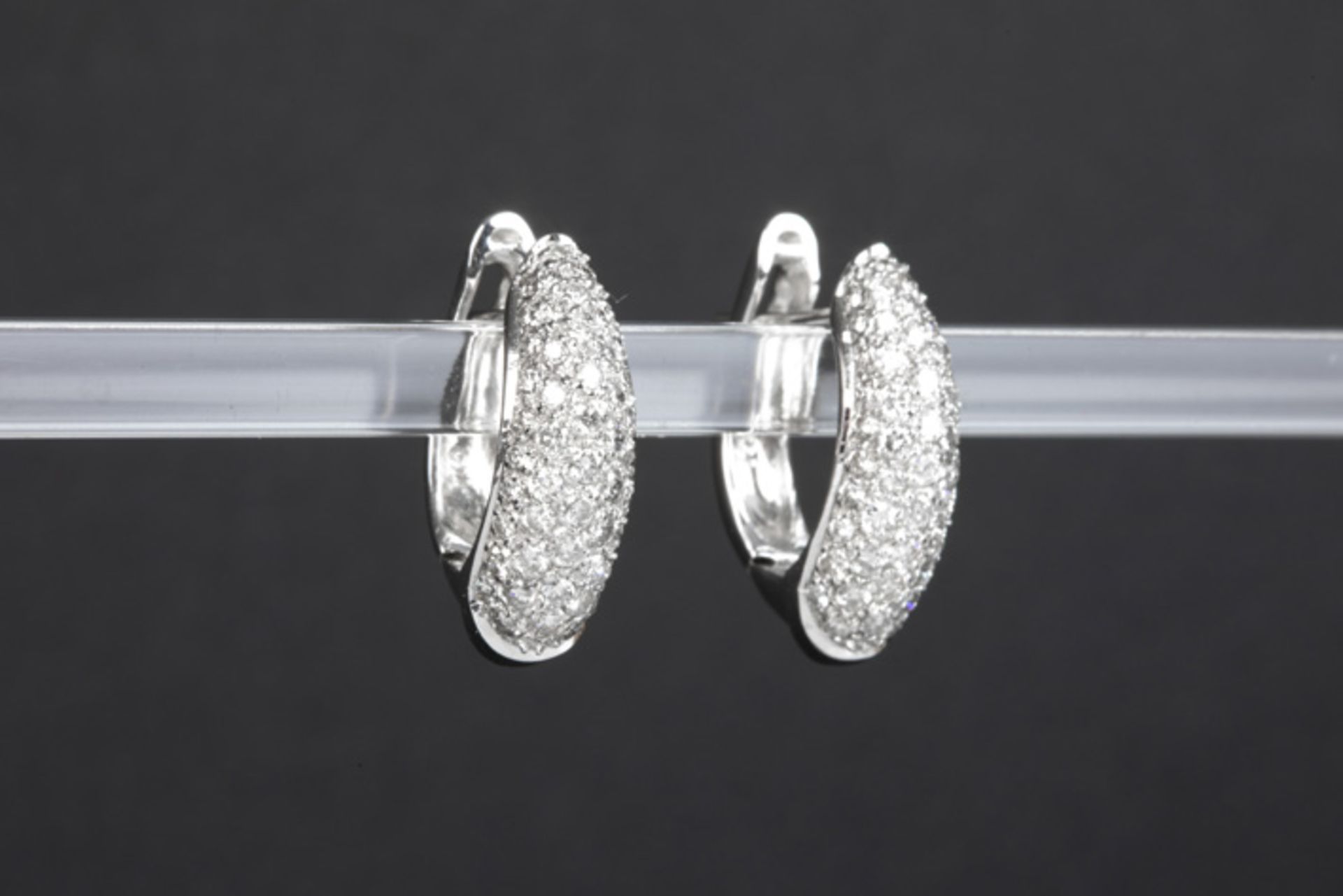 pair of earrings in white gold (18 carat) with ca 2,20 carat of high quality brilliant cut