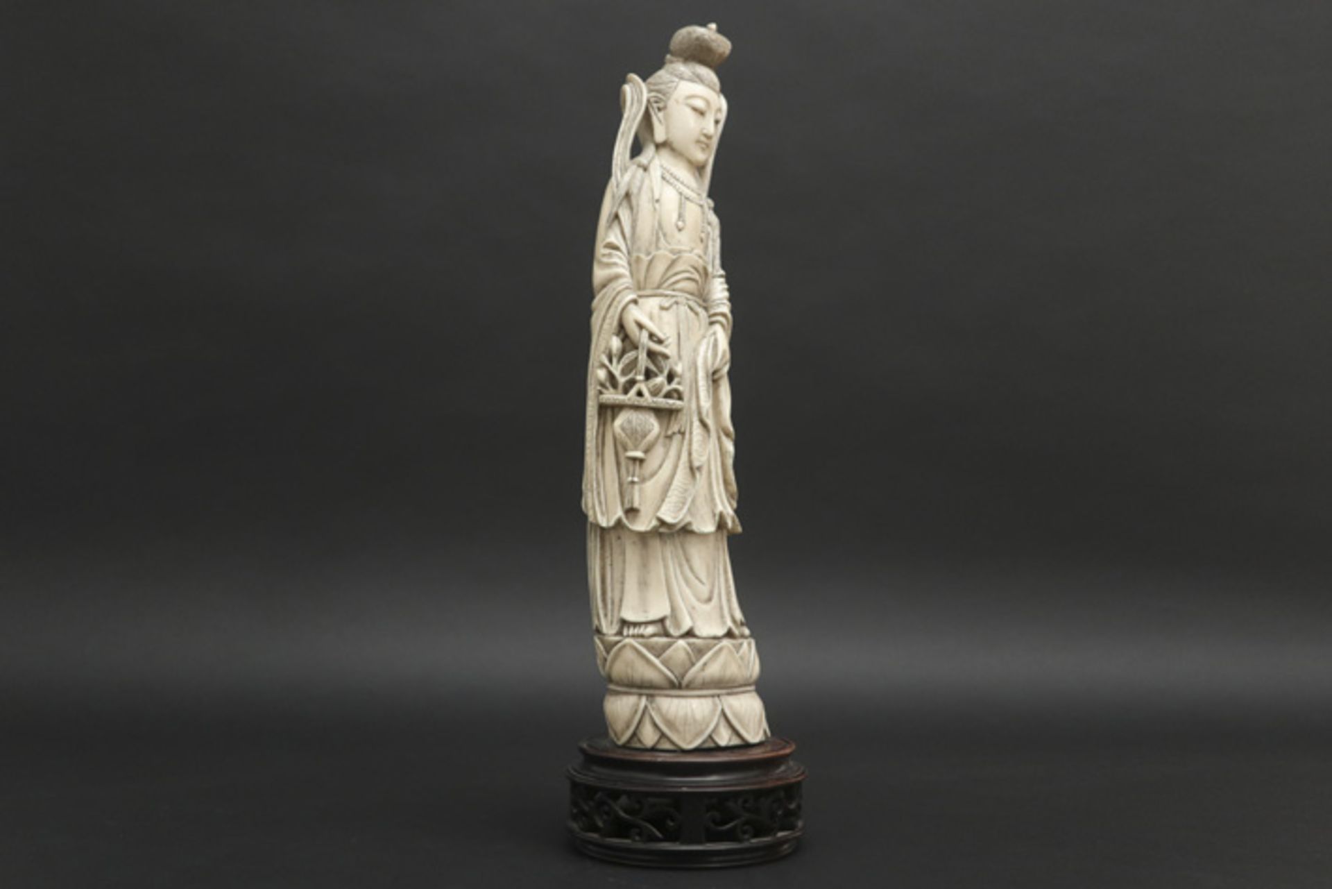 antique Chinese buddhistic "Quan Yin" sculpture in ivory || Antieke Chinese boeddhistische sculptuur - Image 2 of 3