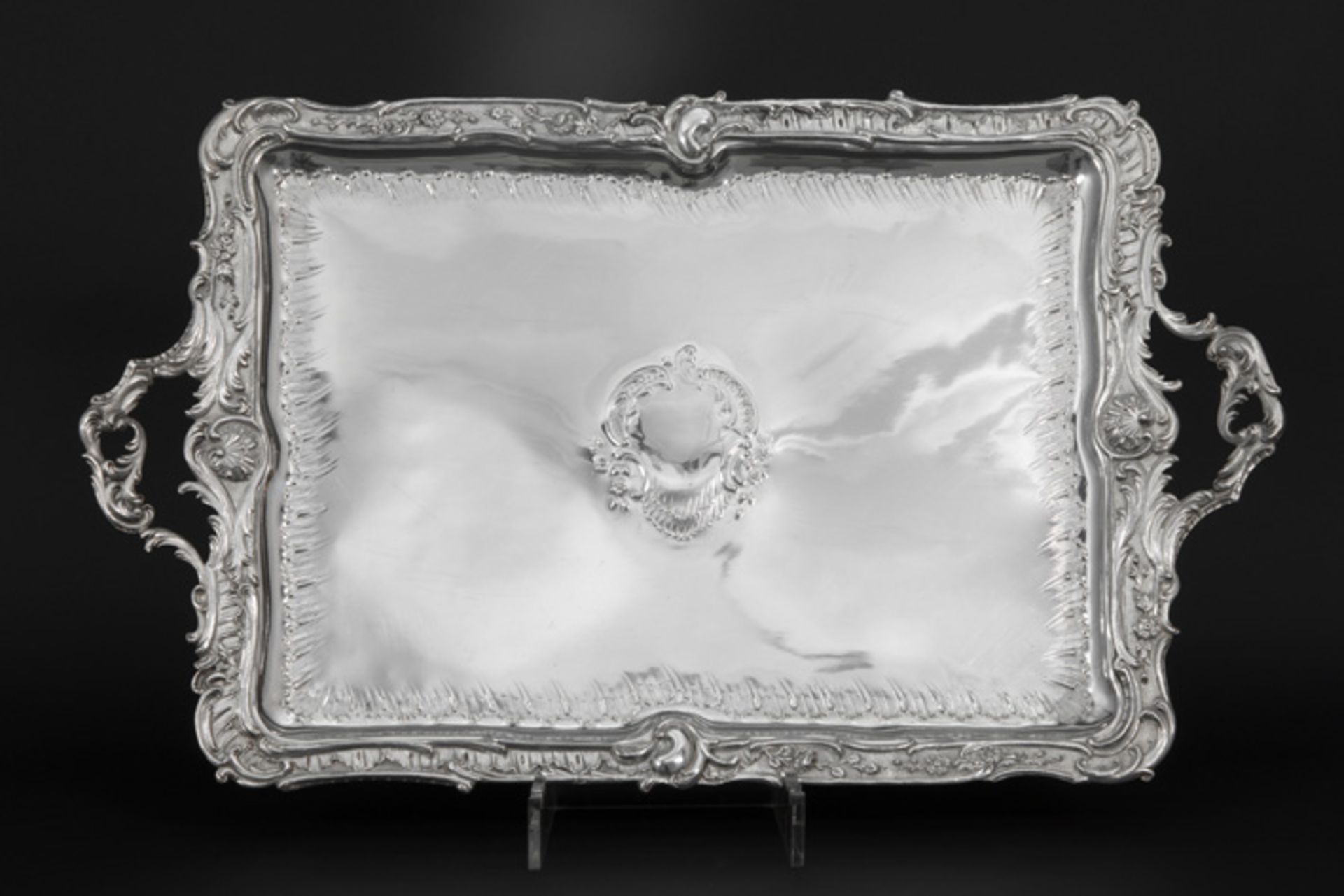 quite large (dinner)-tray in silver || Vrij grote dienplateau met grepen en barokke ornamentiek in