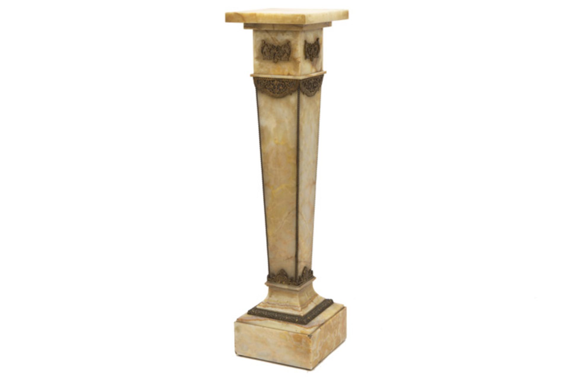 nice antique pedestal in marble and gilded bronze || Mooie antieke piédestalle in marmer en