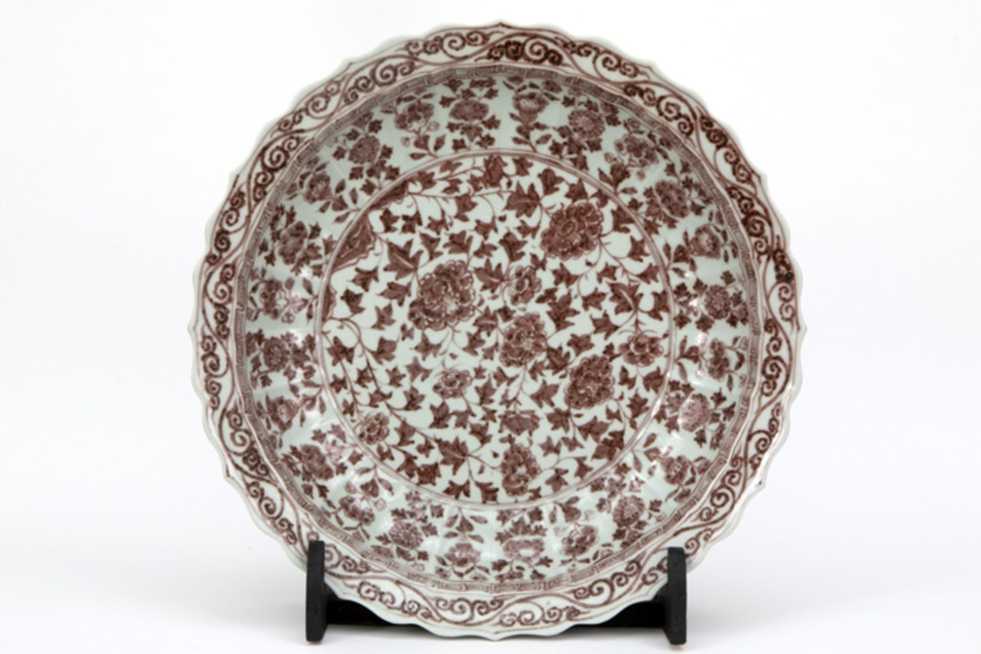 quite big Chinese dish in porcelain with a flowers decor || Vrij grote Chinese schaal met gekartelde