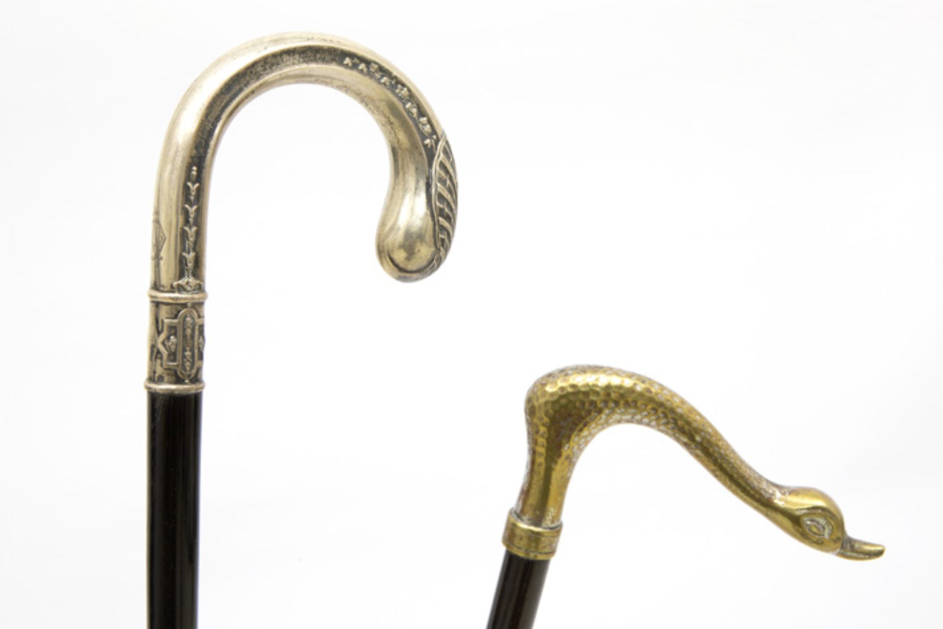 walking stick stand with an antique umbrella and two walking sticks with silver grip || Lot met - Image 3 of 3