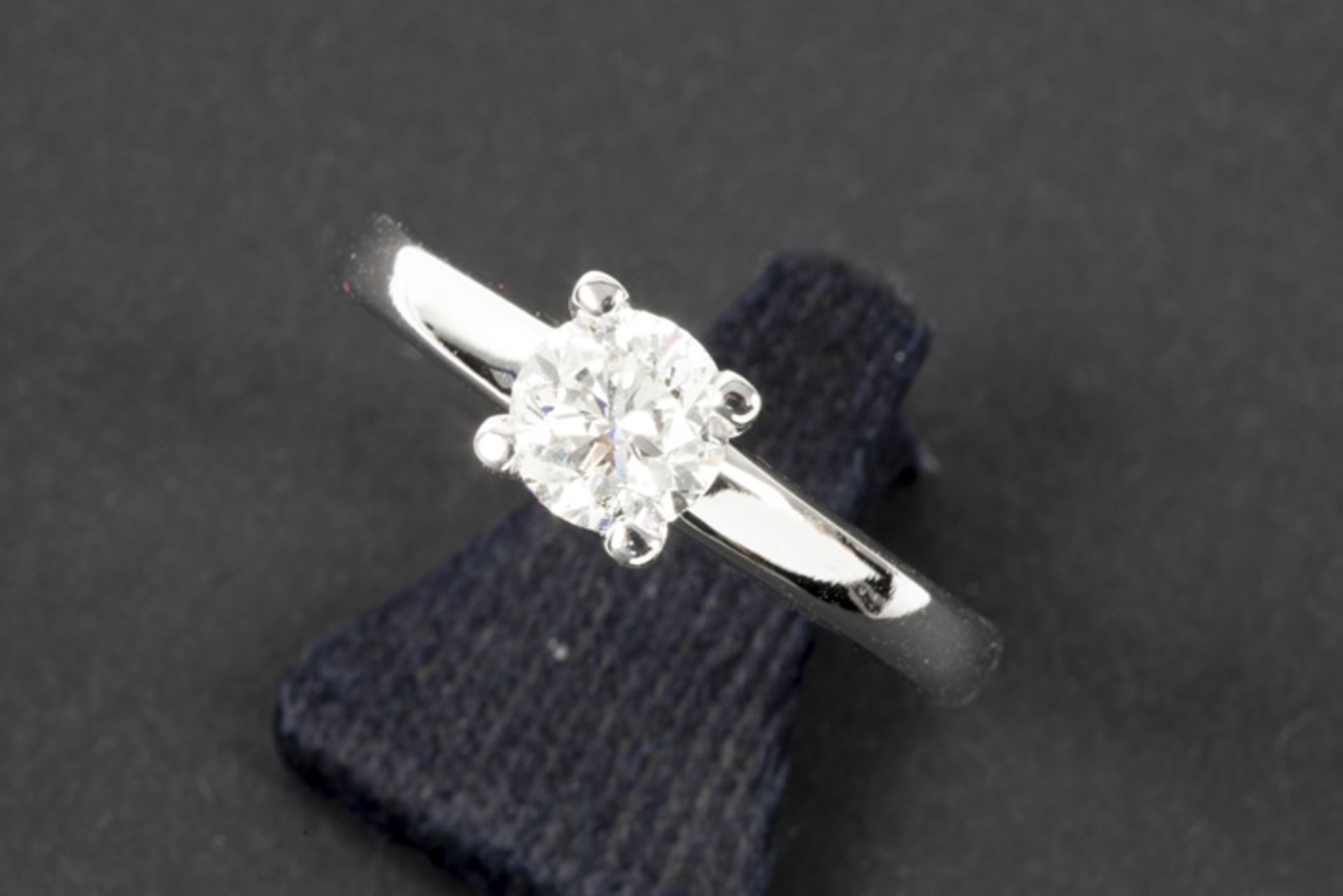 a ca 0,95 carat quality brilliant cut diamond set in a ring in white gold (18 carat) || Solitaire