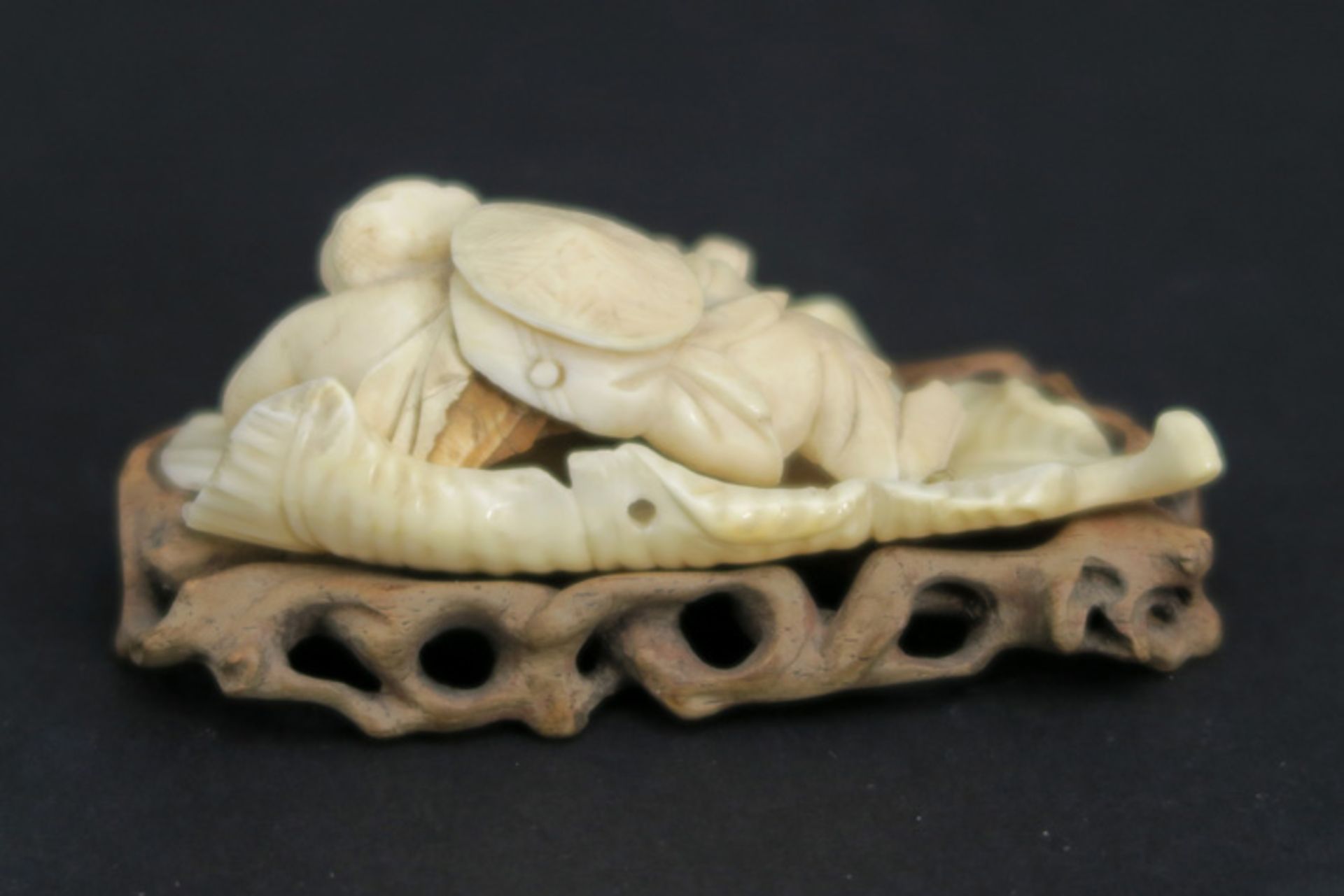 small antique Chinese "Boy on a leaf" sculpture in ivory - on a nice base || Kleine antieke - Image 2 of 2