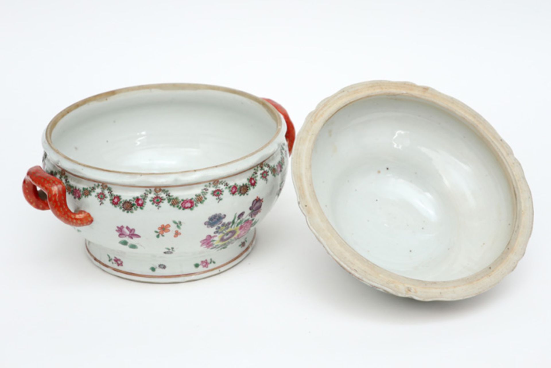 18th Cent. Chinese lidded tureen in porcelain with a 'Famille Rose' flowers decor || Achttiende - Image 3 of 4