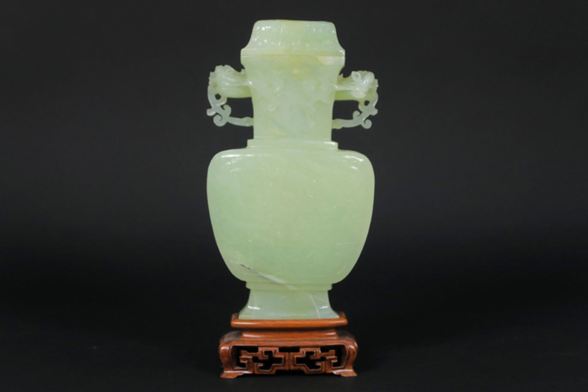 Chinese lidded vase in green stone || Chinese deksel vaas in een groen gesteente - hoogte : 21,5