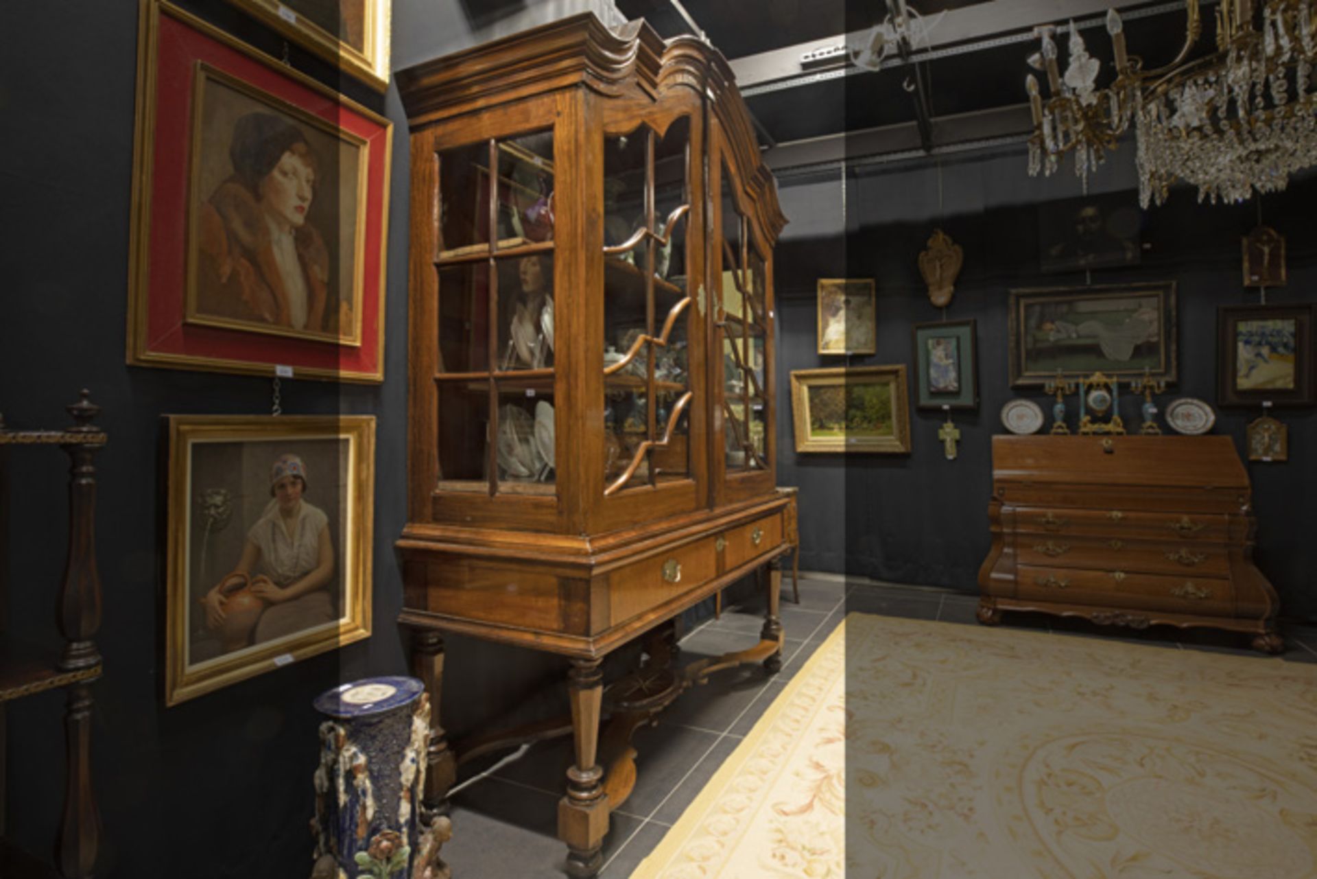 antique colonial display-cabinet in mahogany and walnut || Antiek koloniaal kruispootkabinet in - Image 3 of 3