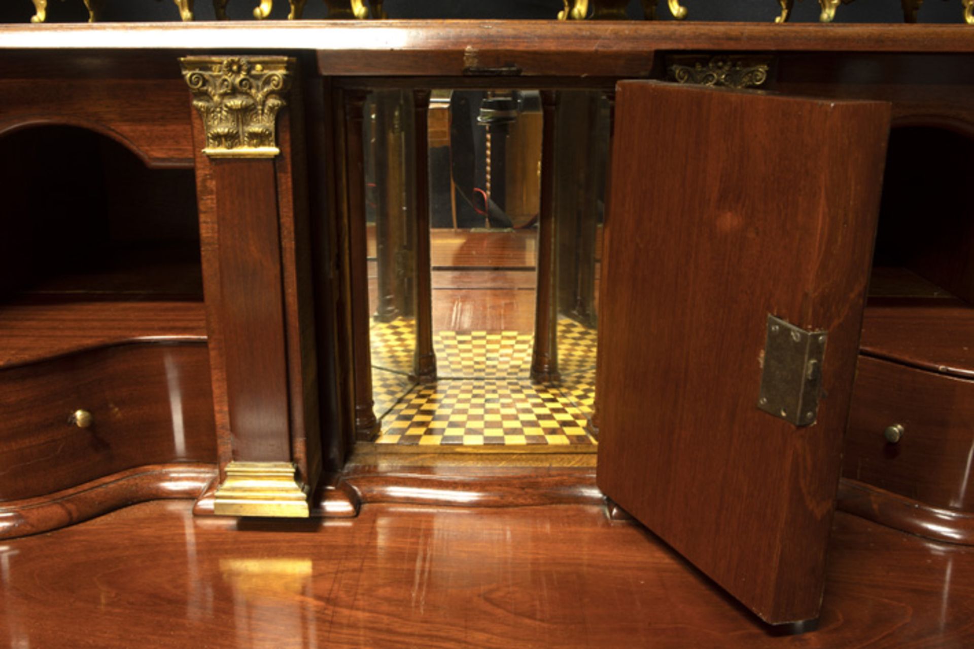 quite exceptional 18th Cent. Dutch bureau in mahogany with "clap knees" and a very nice interior - Image 5 of 6