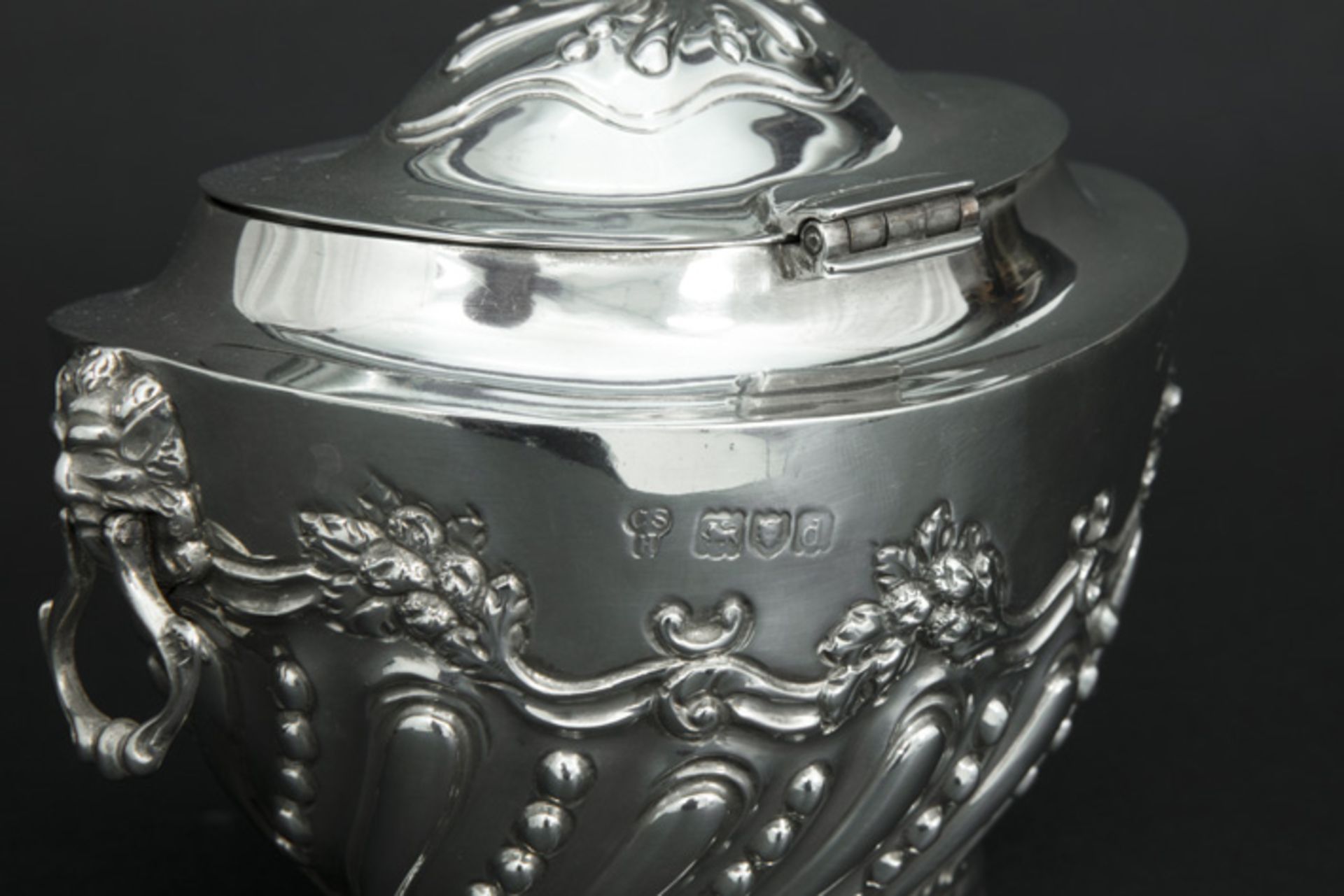 antique tea box in Charles Stuart Harris signed and marked silver || CHARLES STUART HARRIS antieke - Image 3 of 3