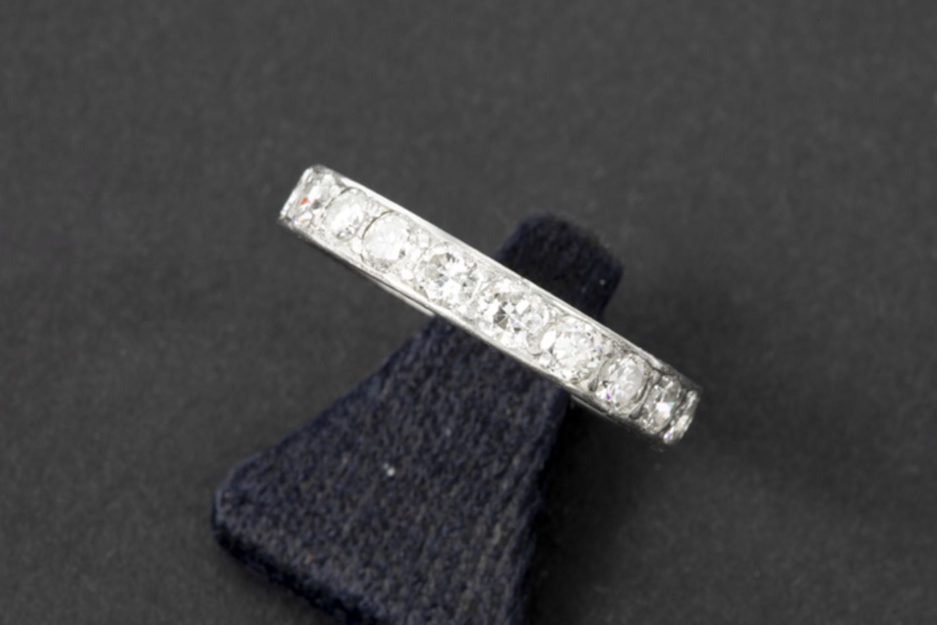 ring in platinum with ca 1 carat of quality old brilliant cut diamonds || Alliance (à l' américaine)