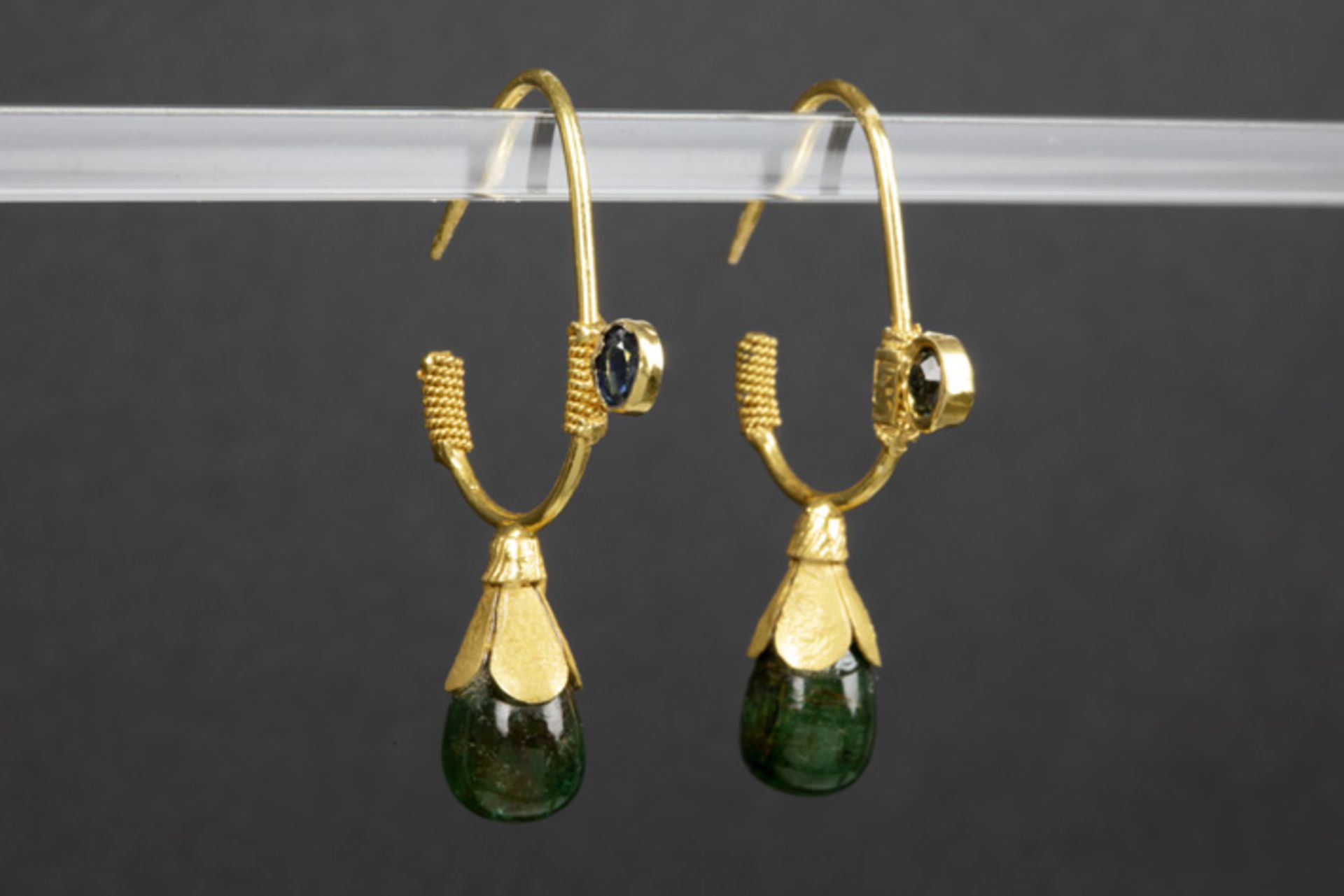 elegant pair of ethnic earrings in yellow gold (22 carat) with real Burmese sapphire and Cachemerean