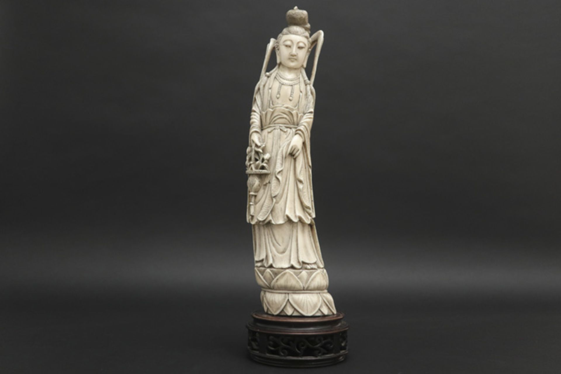 antique Chinese buddhistic "Quan Yin" sculpture in ivory || Antieke Chinese boeddhistische sculptuur