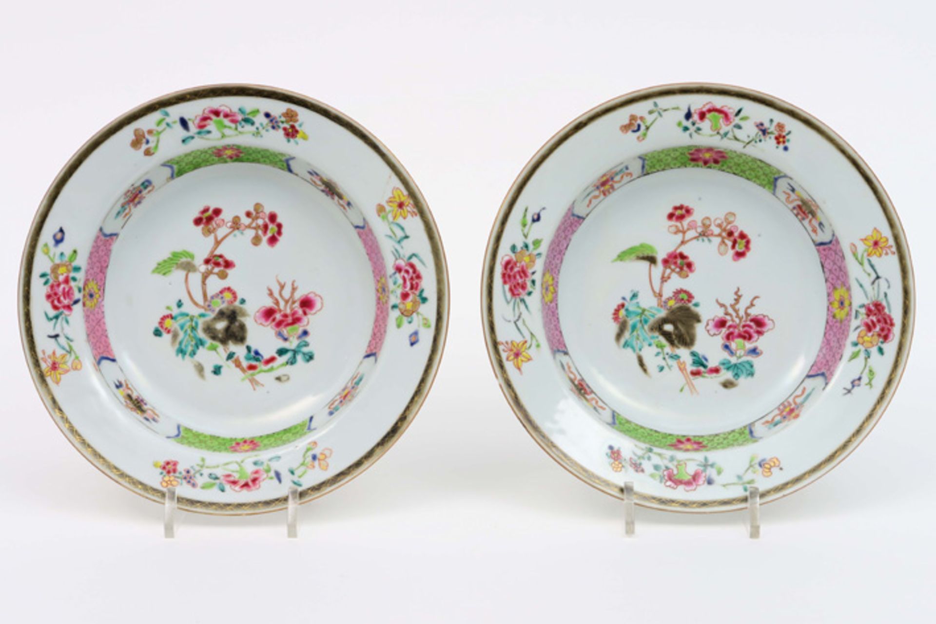 pair of 18th Cent. Chinese plates in porcelain with 'Famille Rose' decor || Paar achttiende eeuwse