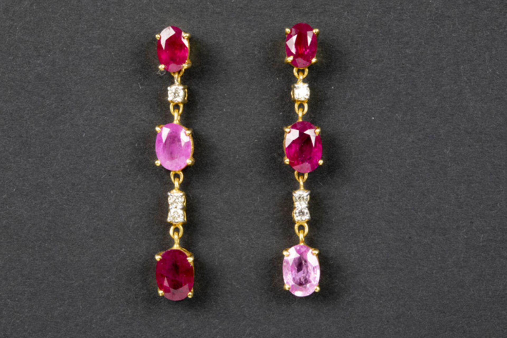 pair of earrings in yellow gold (18 carat) with ca 5 carat of pink sapphires, rubies and high
