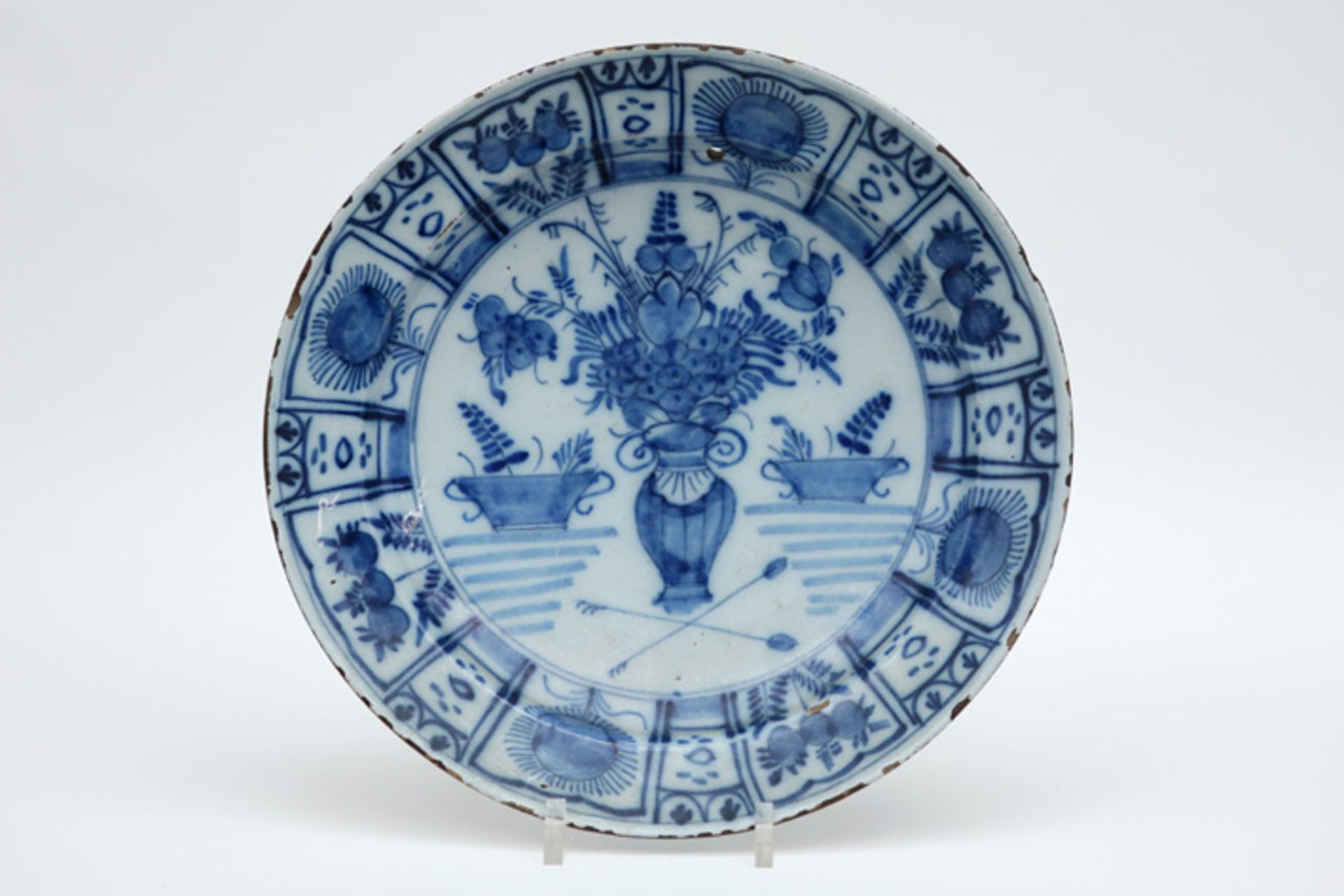 18th Cent. dish in ceramic from Delft with a blue-white decor || Achttiende eeuwse schaal in Delftse