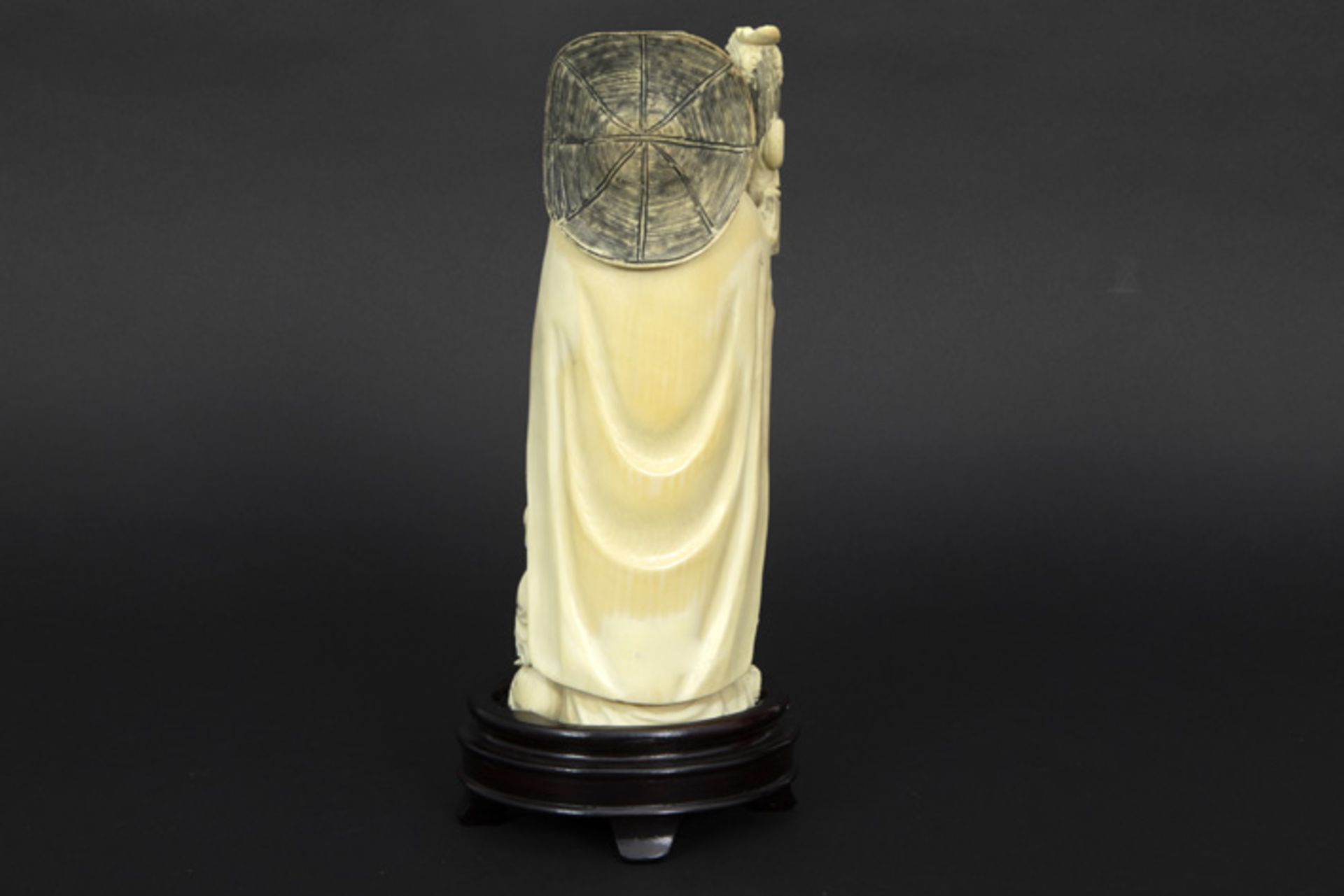 old Chinese "Sage" sculpture in ivory || Oude Chinese sculptuur in ivoor : "Wijze met vogel en - Image 2 of 2
