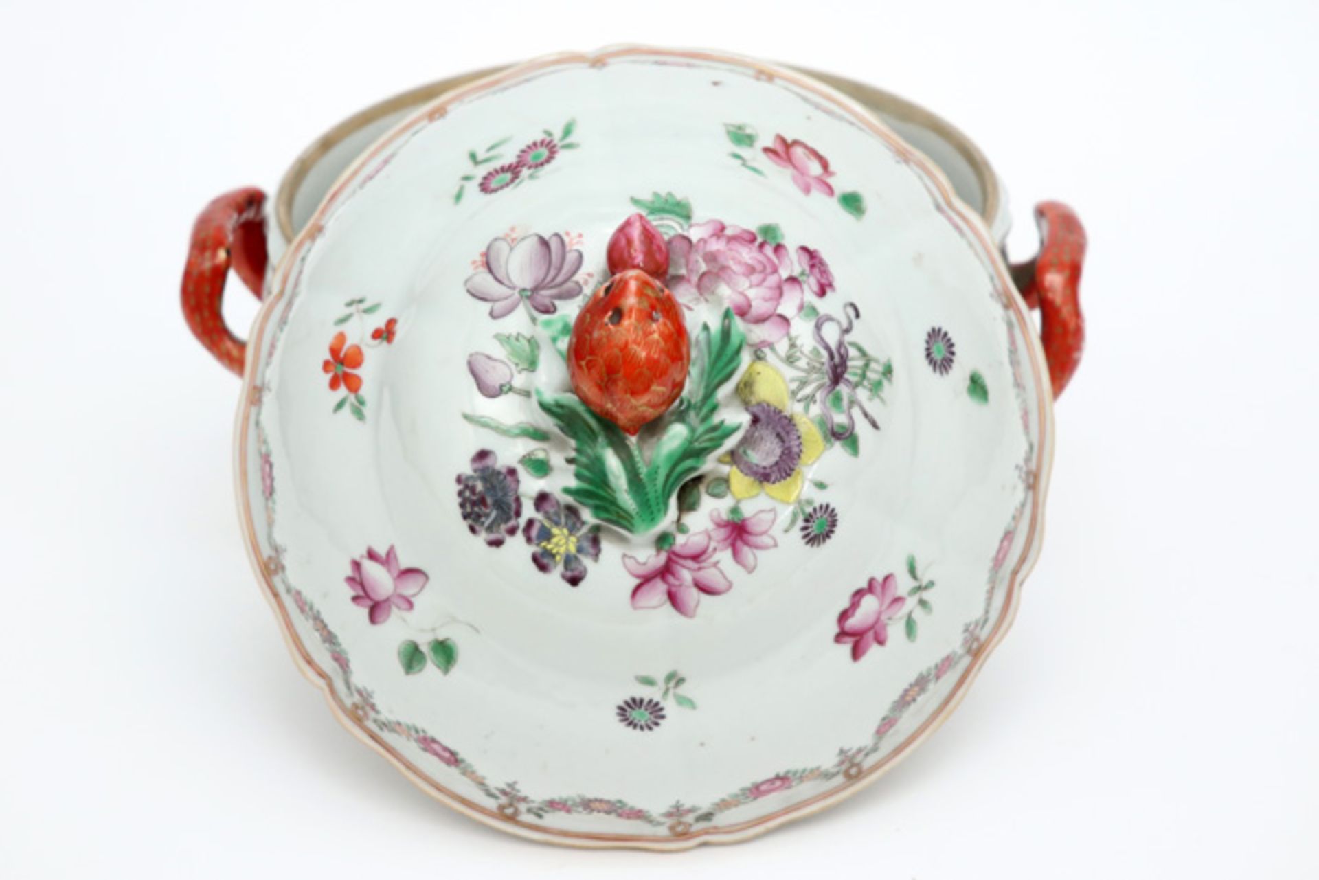 18th Cent. Chinese lidded tureen in porcelain with a 'Famille Rose' flowers decor || Achttiende - Image 4 of 4