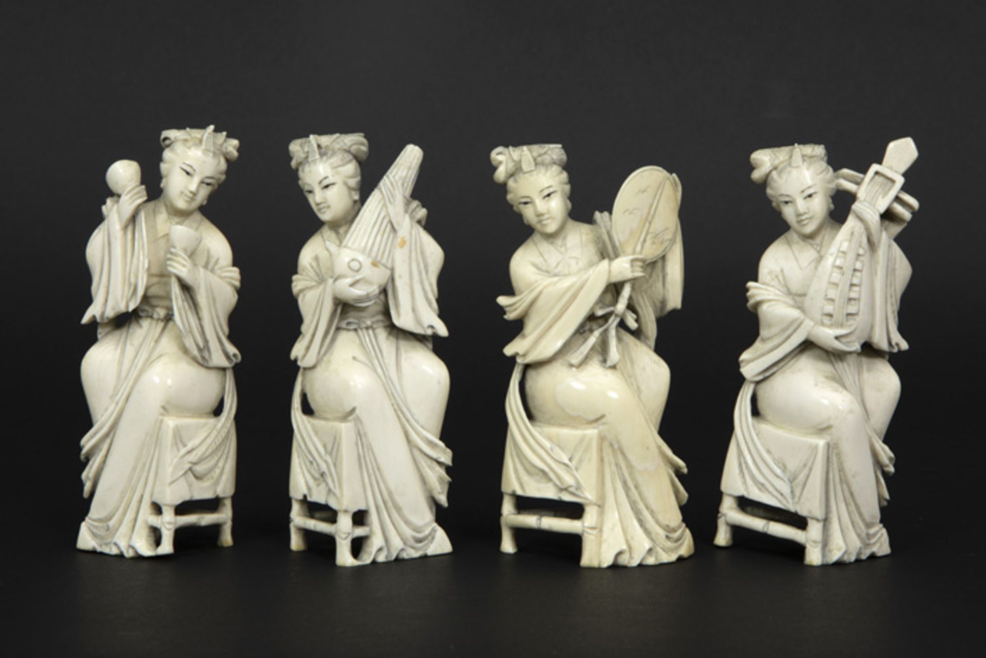 set of four small Chinese sculptures in ivory || Reeks van vier kleine Chinese sculpturen in ivoor :