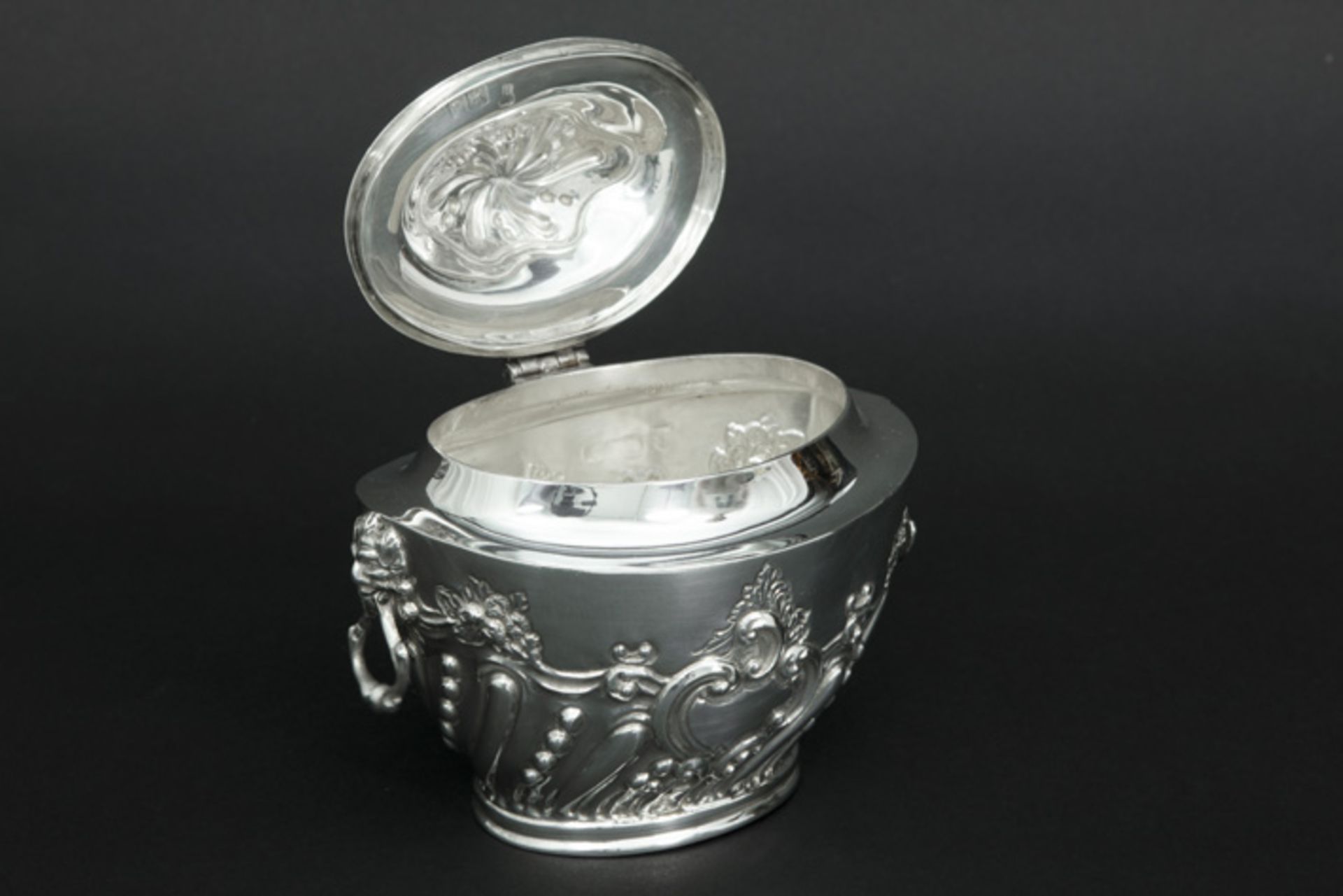 antique tea box in Charles Stuart Harris signed and marked silver || CHARLES STUART HARRIS antieke - Image 2 of 3