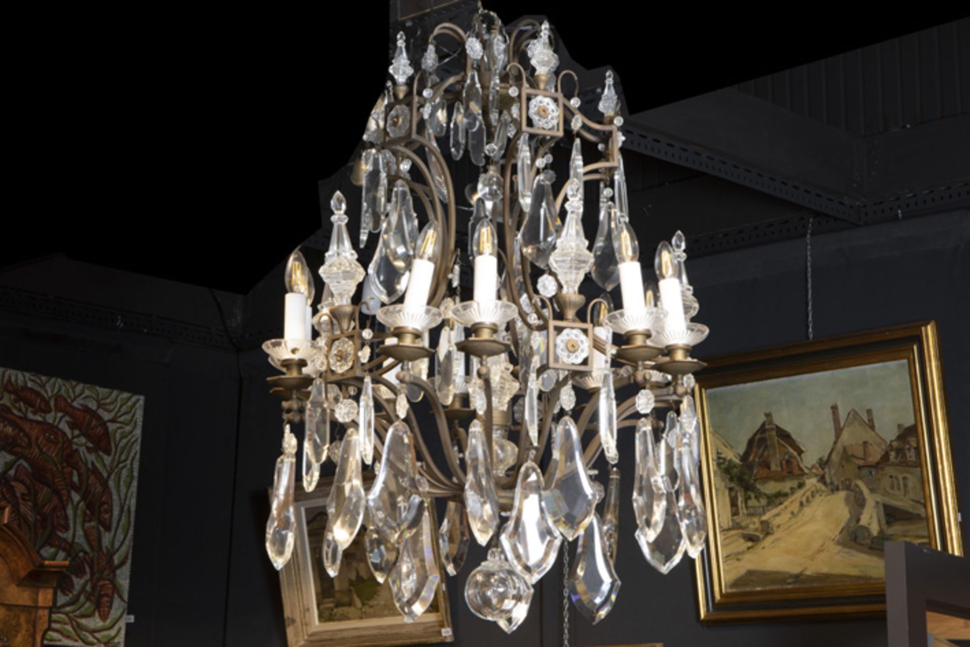 quite big chandelier in gilded bronze and crystal || Fraaie, vrij grote luster met een montuur in