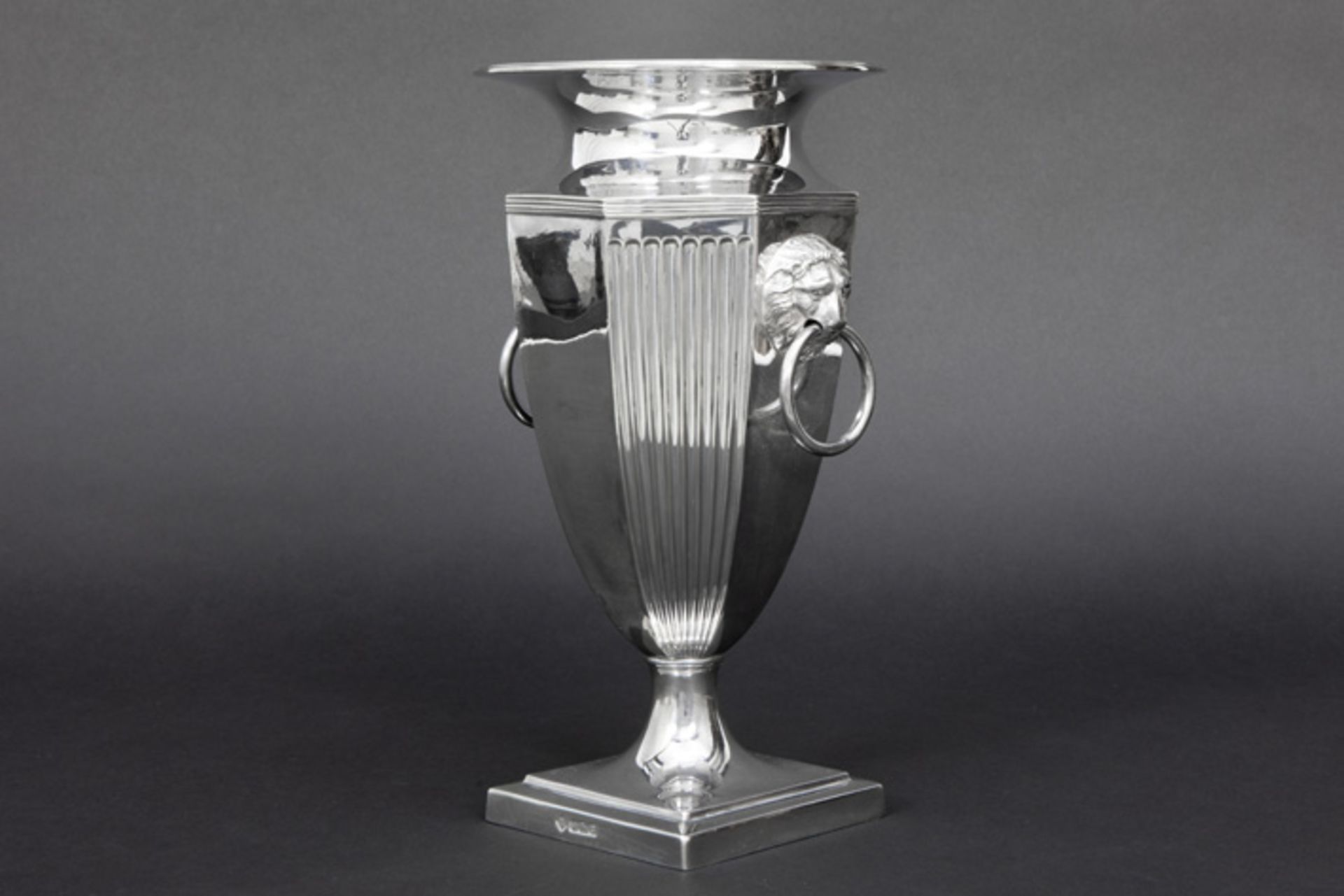 English neoclassical vase in marked and "Martin & Hall" signed silver || MARTIN & HALL - Image 2 of 4
