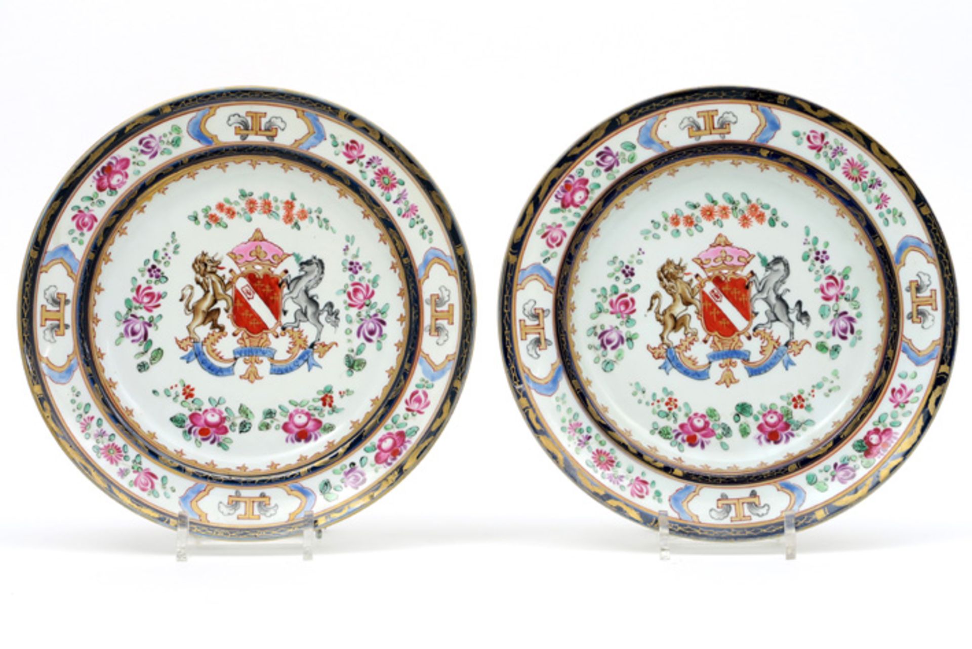pair of antique plates in porcelain with a polychrome family crest decor || Paar antieke borden in