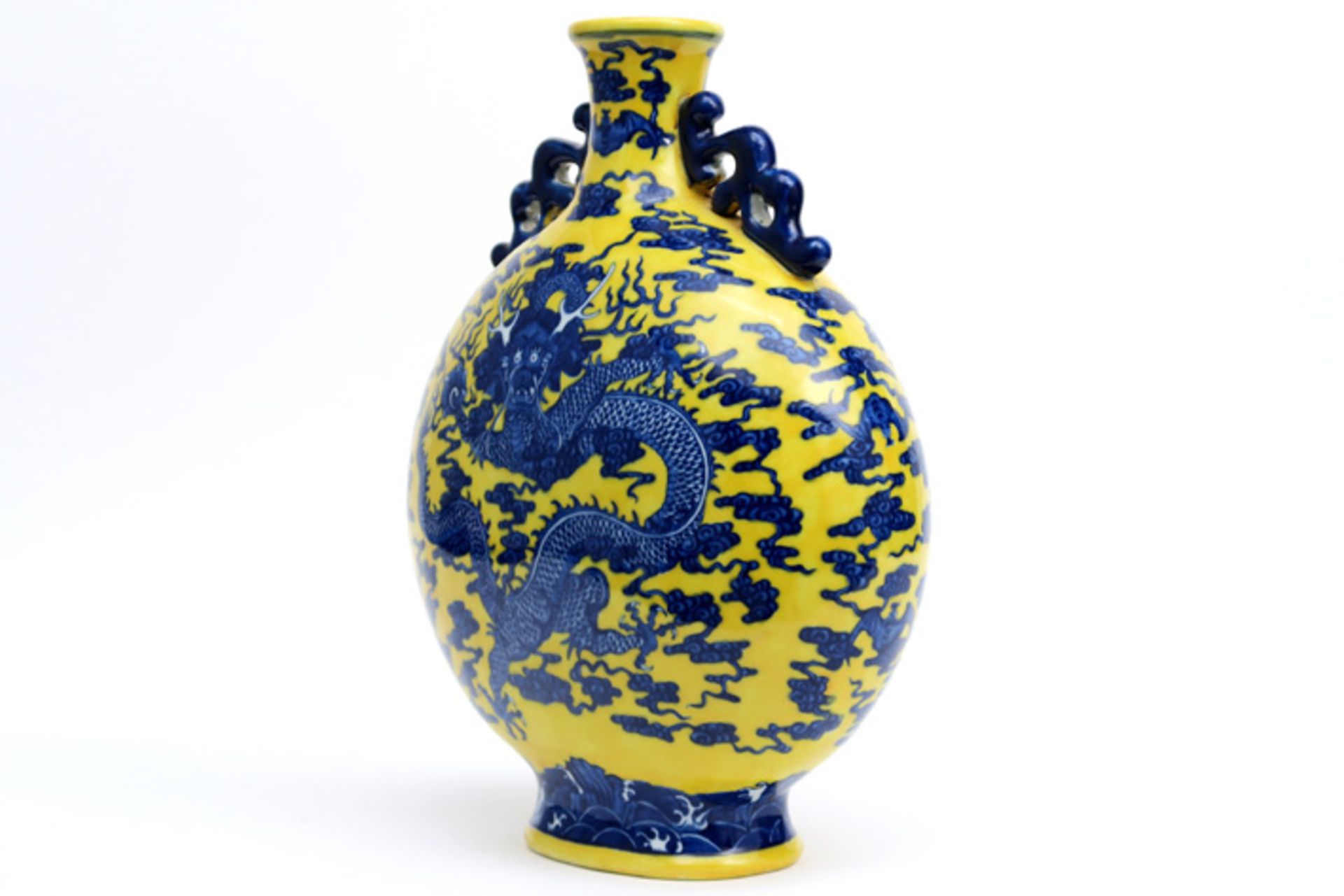 Chinese vase in marked porcelain with a blue dragons decor on a yellow base || Chinese vaas in - Bild 2 aus 5