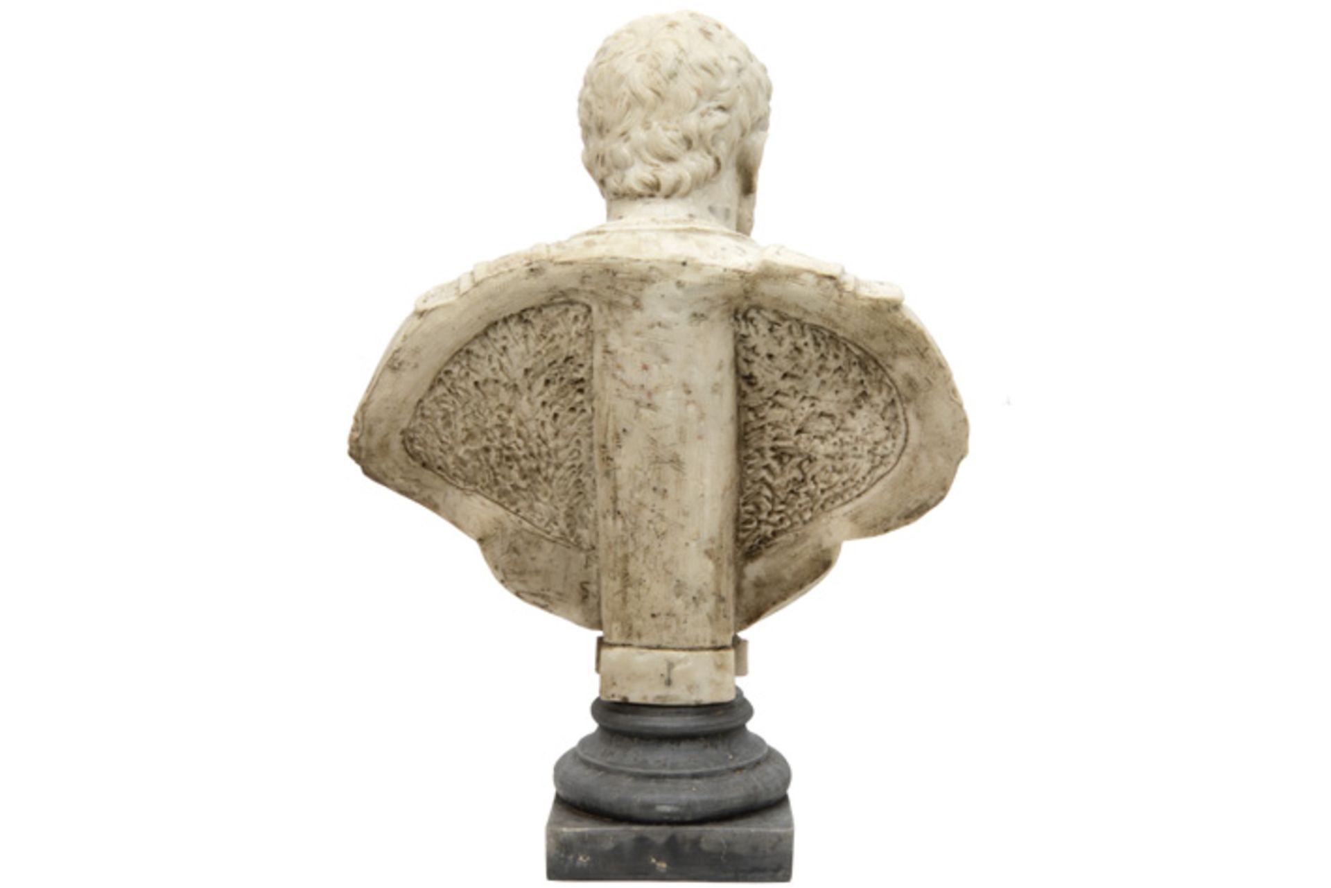 likely Italian bust in marble depicting a bearded Roman emperor or general || Allicht Italiaanse - Image 3 of 3