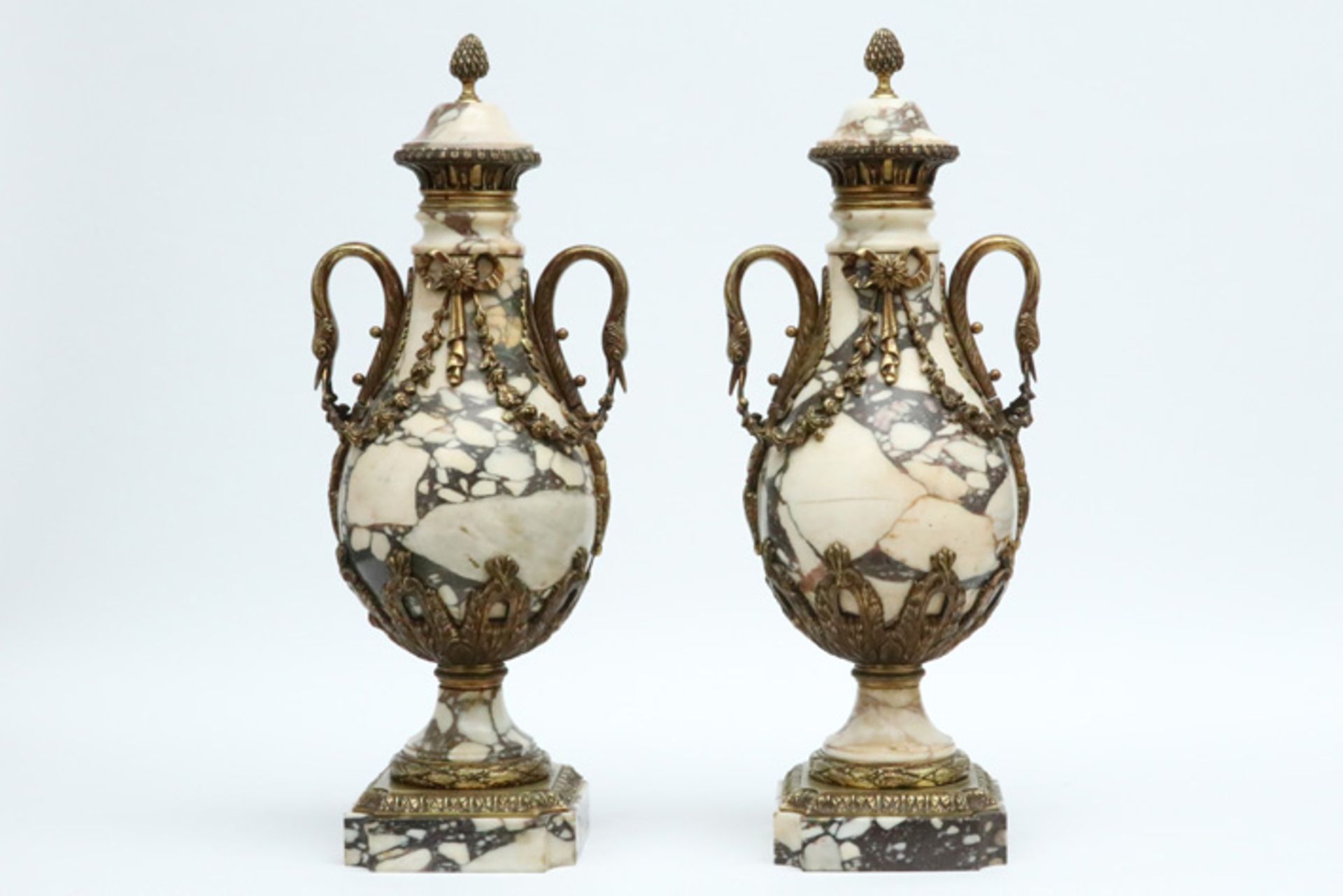 pair of antique neoclassical lidded vases in marble and gilded bronze || Paar antieke - Image 3 of 3