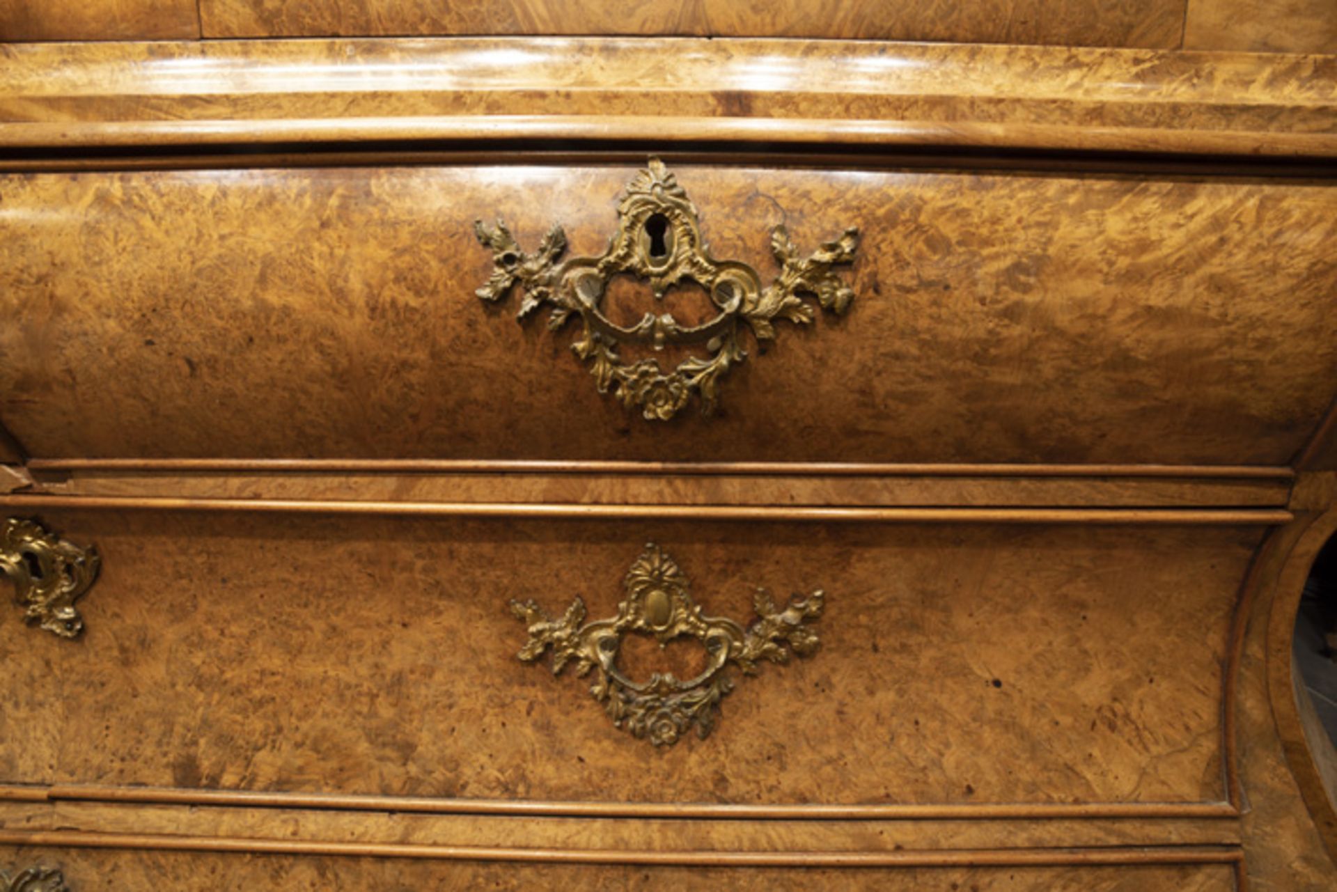 good 18th Cent. cabinet in burr of walnut || Achttiende eeuws kabinet in blond wortelhout met een - Image 4 of 4