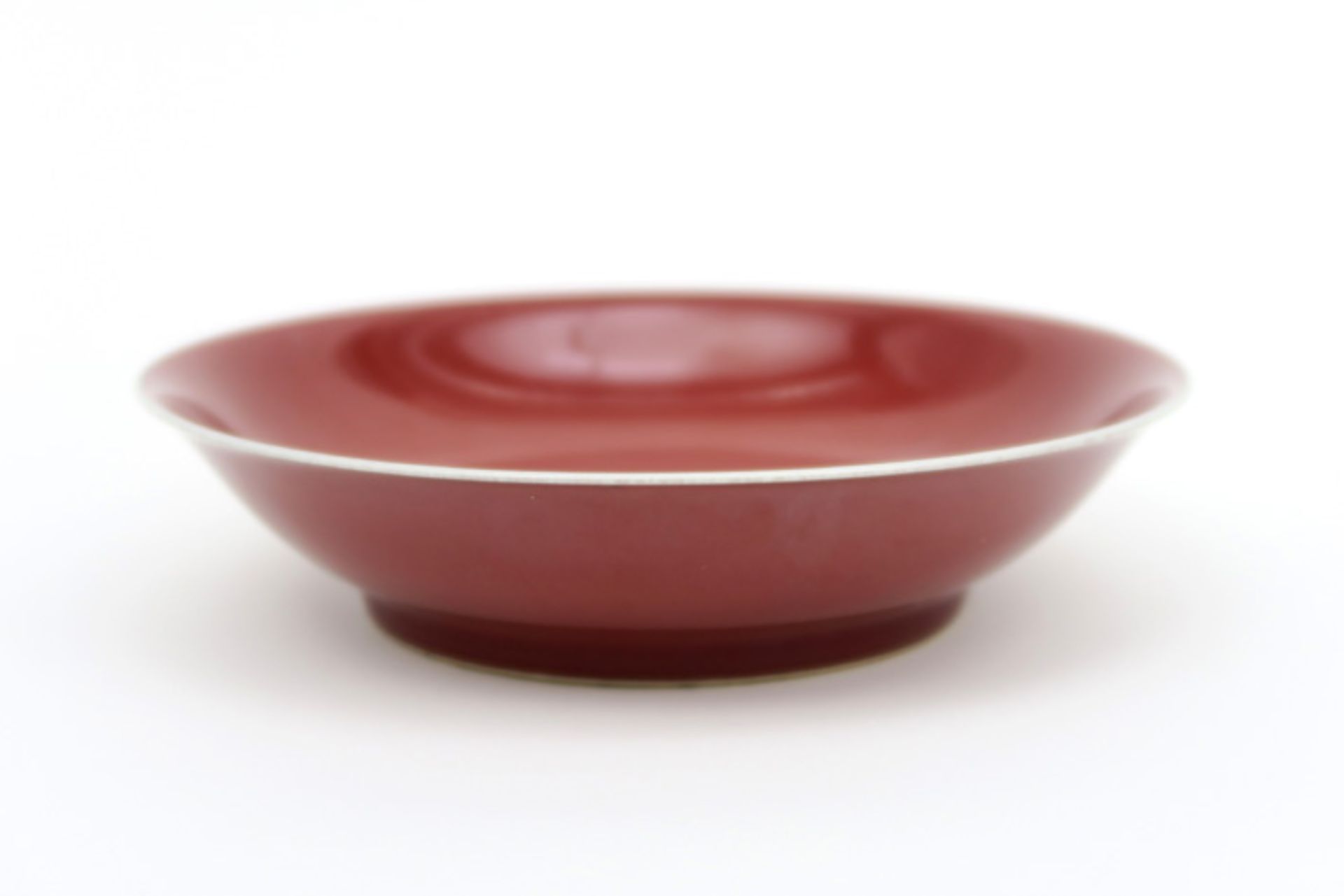 Chinese bowl marked porcelain with an oxblood glaze || Chinese bowl in gemerkt porselein met een " - Image 4 of 4