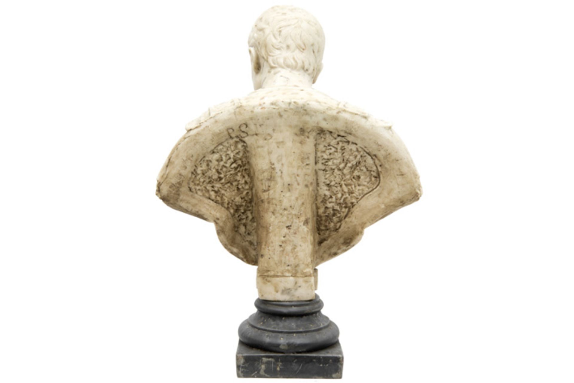 likely Italian bust in marble depicting a Roman emperor or general || Allicht Italiaanse buste in - Bild 2 aus 3