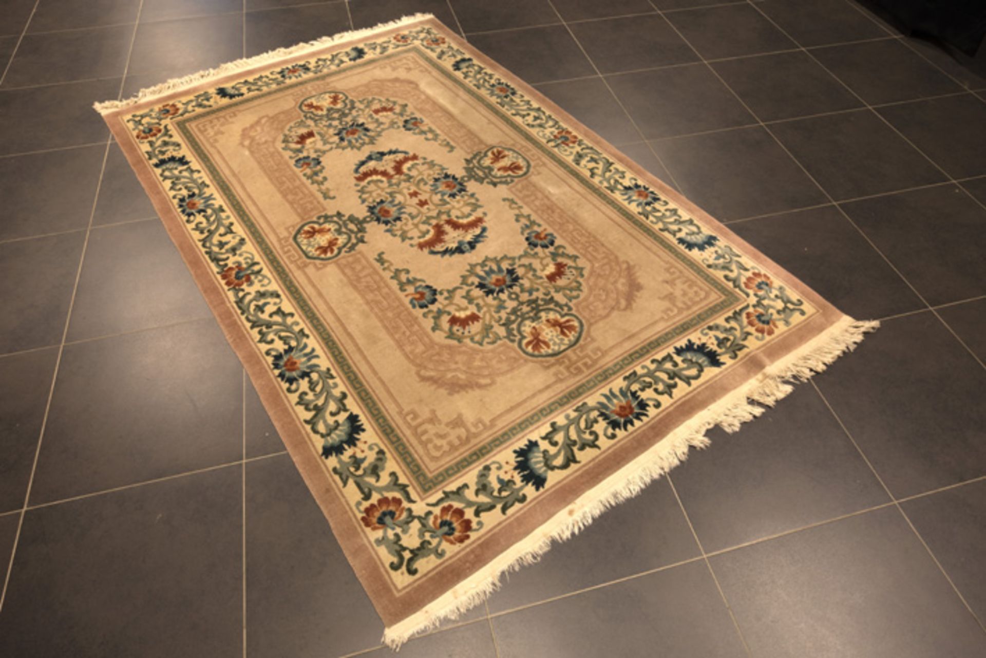 Chinese handknotted rug in wool || Chinees handgeknoopt tapijt met medaillontekening op een fond