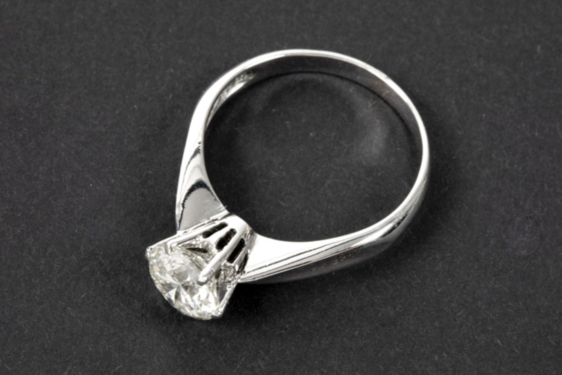 a ca 1,90 carat brilliant cut diamond set in a ring in white gold (18 carat) || Solitaire - Image 2 of 2
