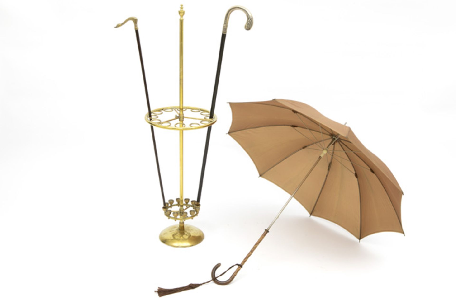 walking stick stand with an antique umbrella and two walking sticks with silver grip || Lot met - Image 2 of 3