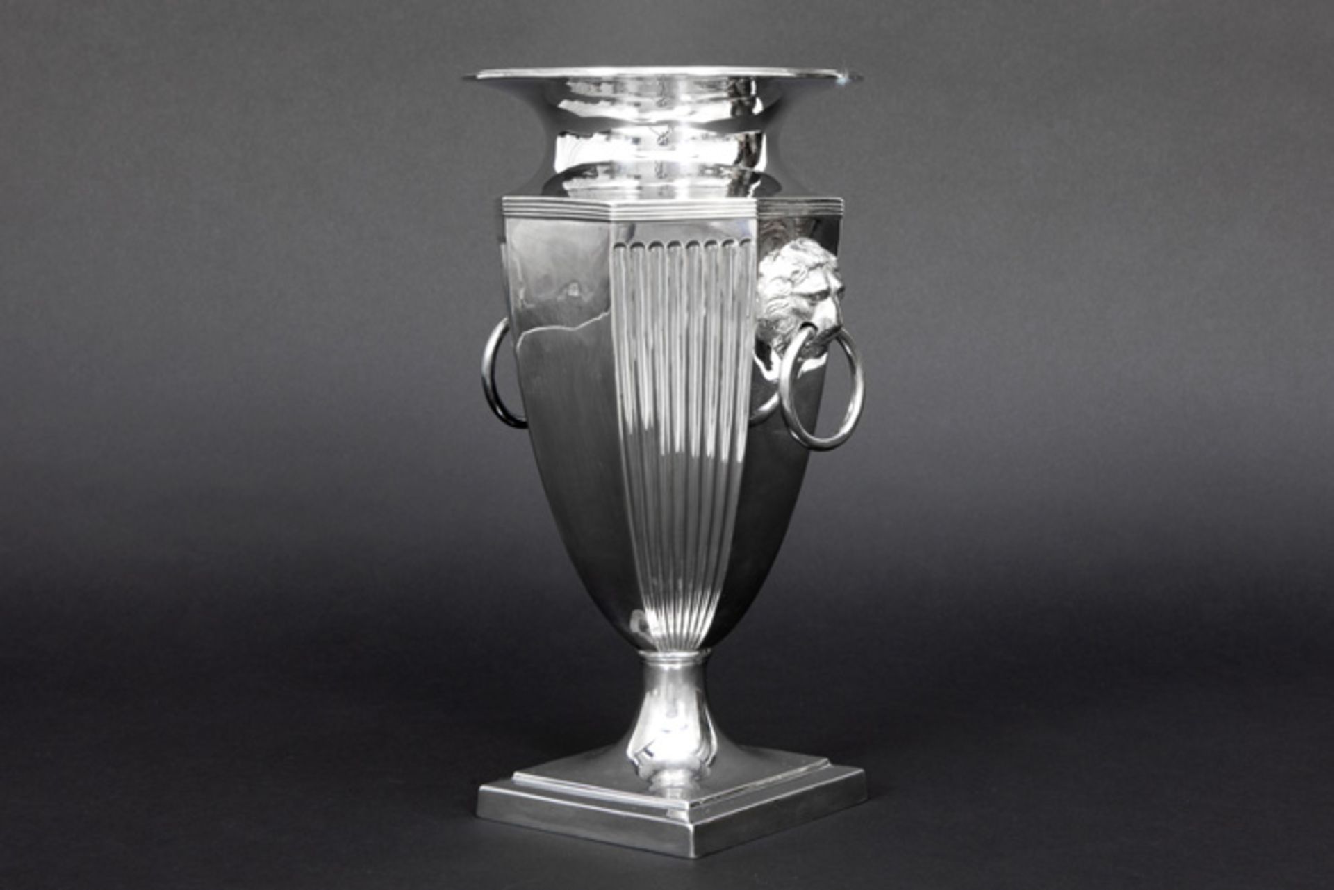 English neoclassical vase in marked and "Martin & Hall" signed silver || MARTIN & HALL - Image 3 of 4